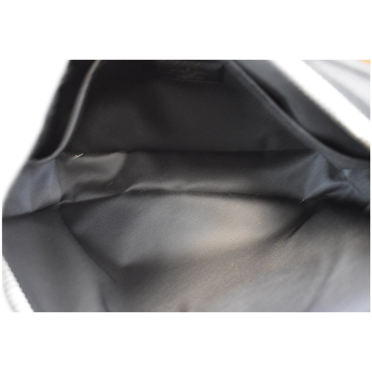 Túi đeo chéo Louis Vuitton District MM hoa đen siêu cấp like auth