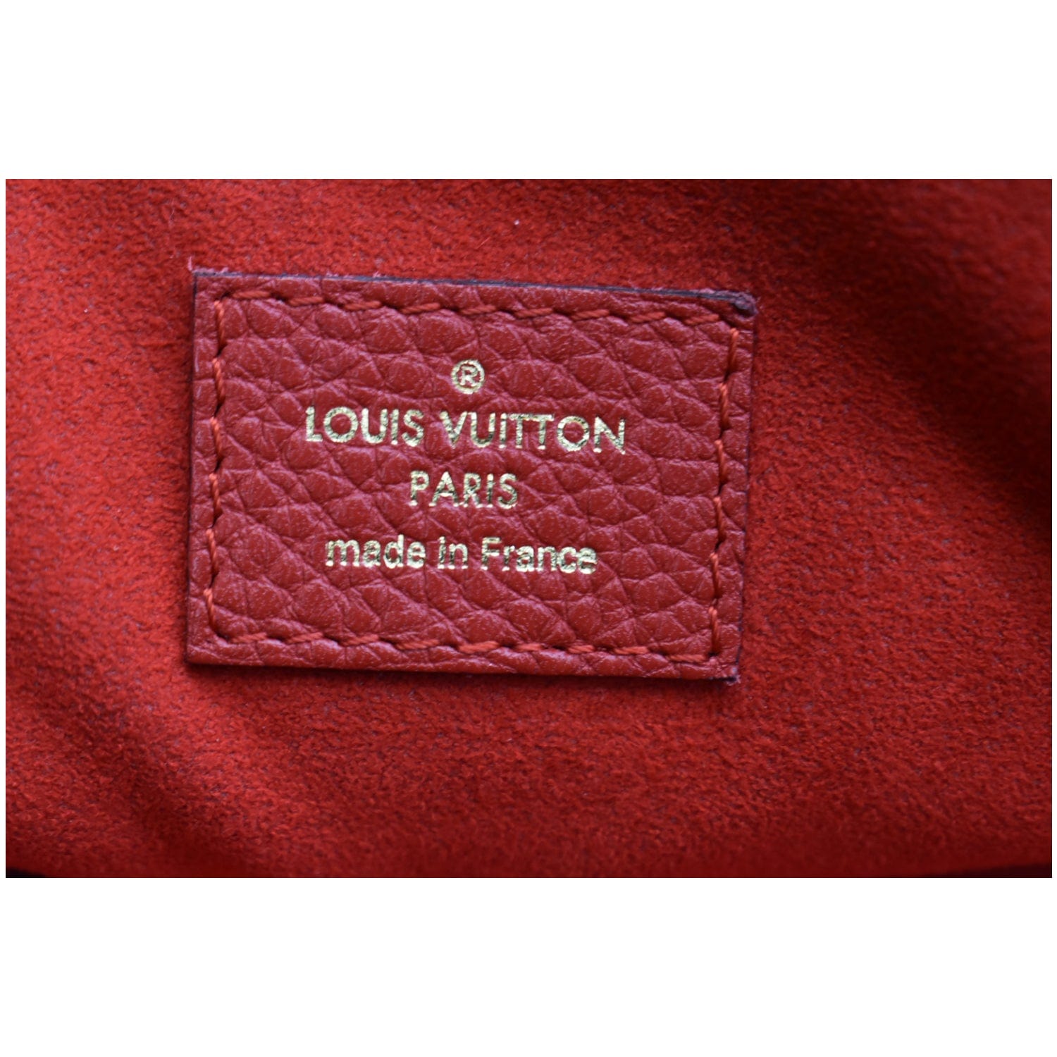 TARJETERO LOUIS VUITTON REVERSO - Detail shot of Wests red Louis