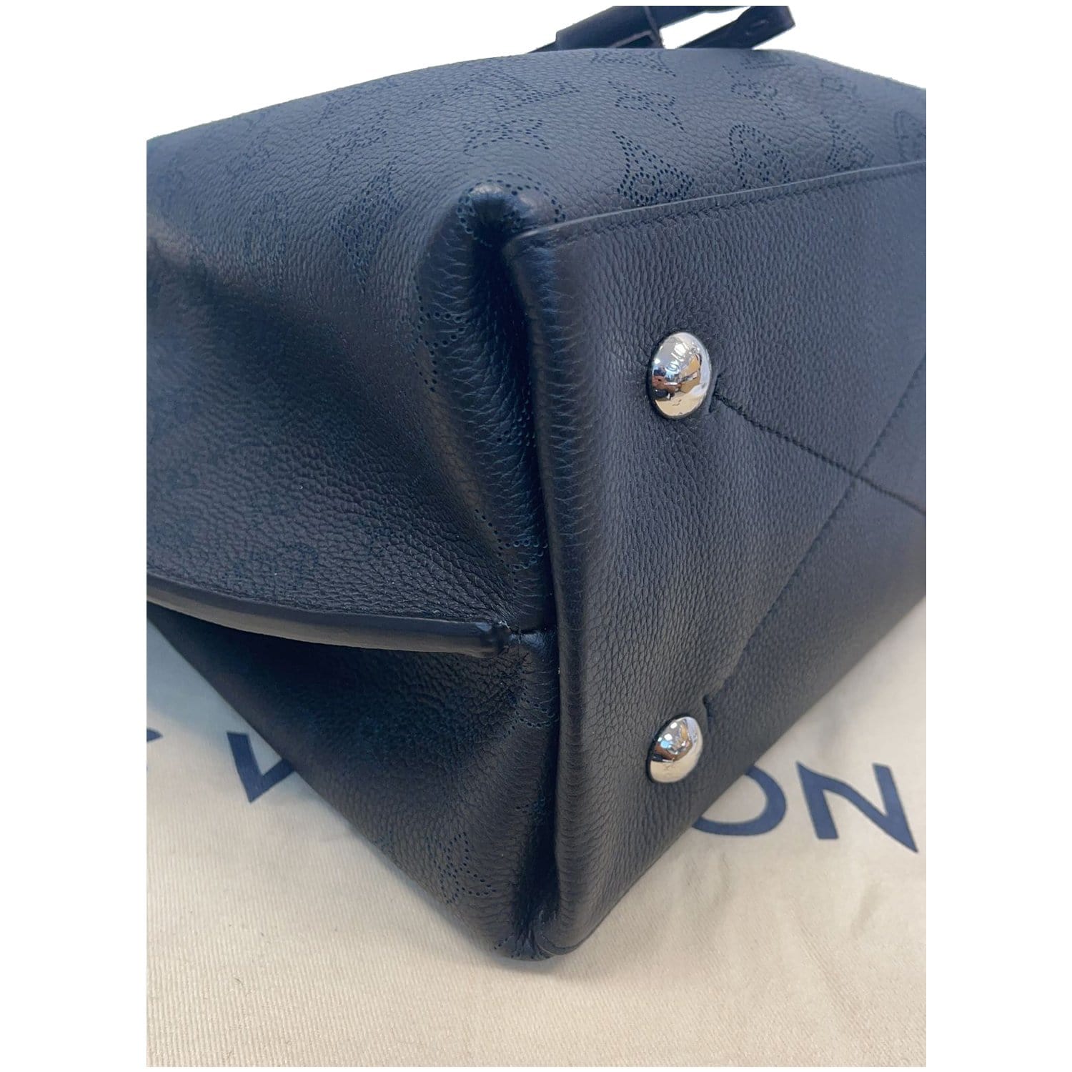 Louis Vuitton HandBag Muria Mahina Perforated Calfskin Leather Galet Gray  Bucket Bag preowned Grey ref.674109 - Joli Closet