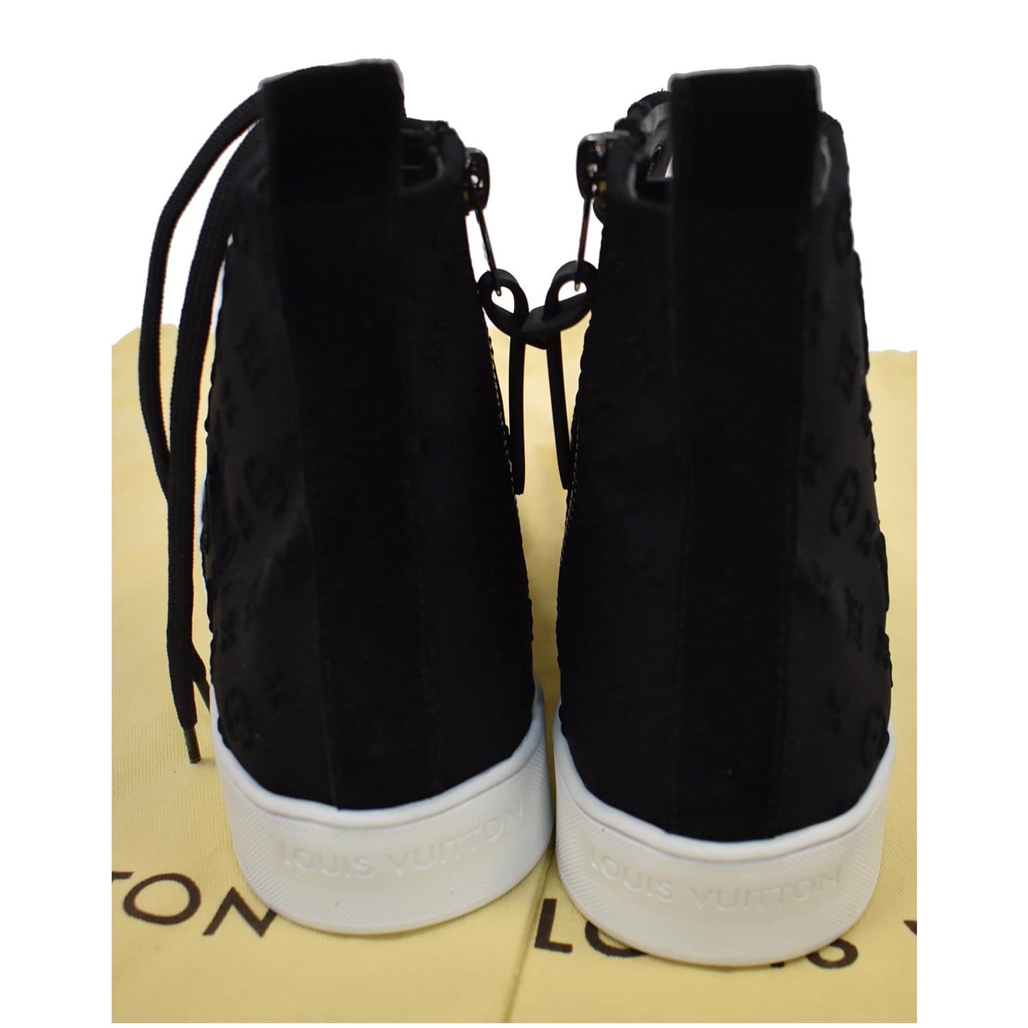 Louis Vuitton shoes in black suede, with dark Louis Vuitton