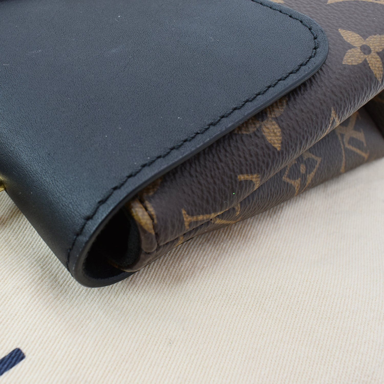 Locky BB Monogram Black Leather in 2023  Modern handbag, Crossbody bag,  Leather handle