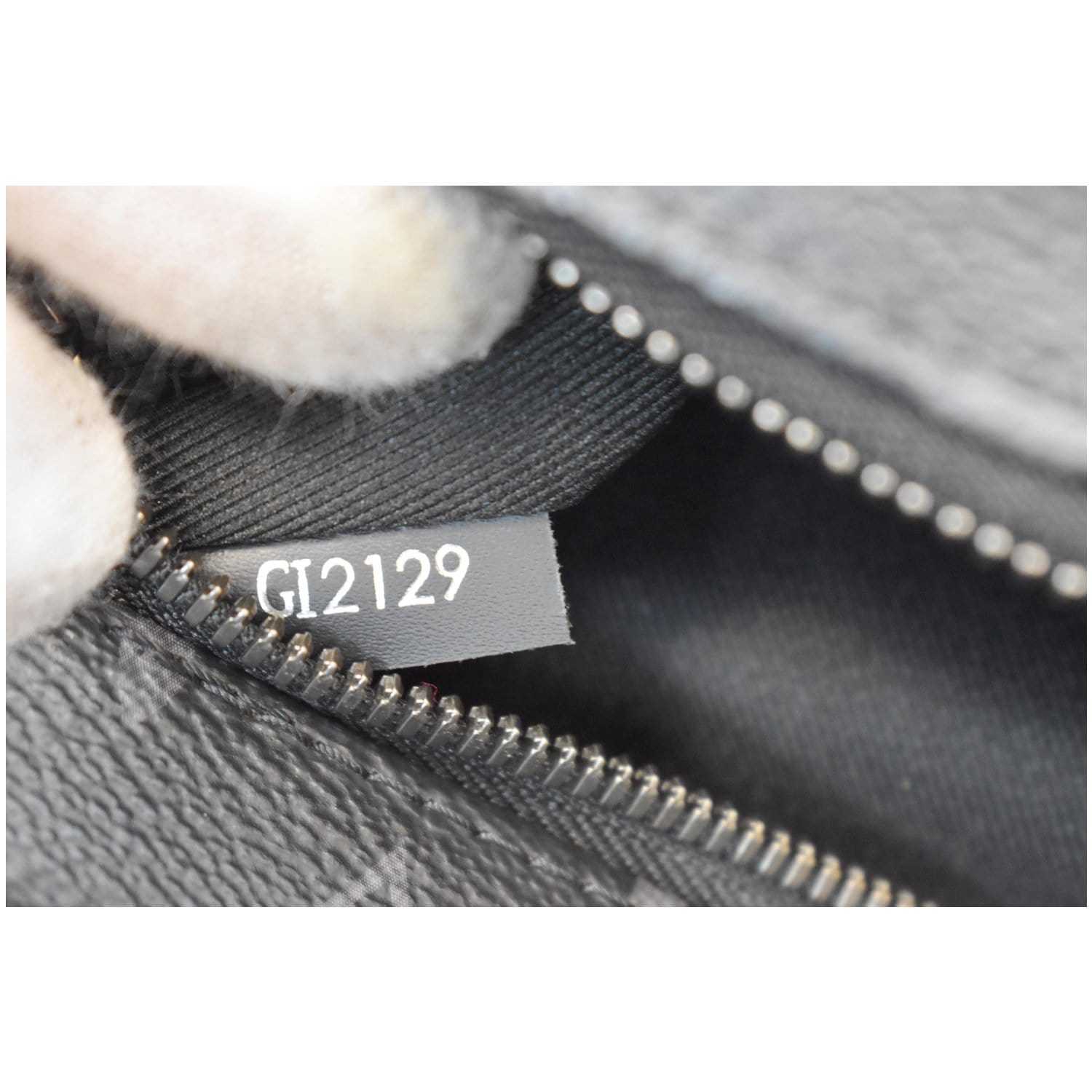 District cloth bag Louis Vuitton Black in Cloth - 32671428