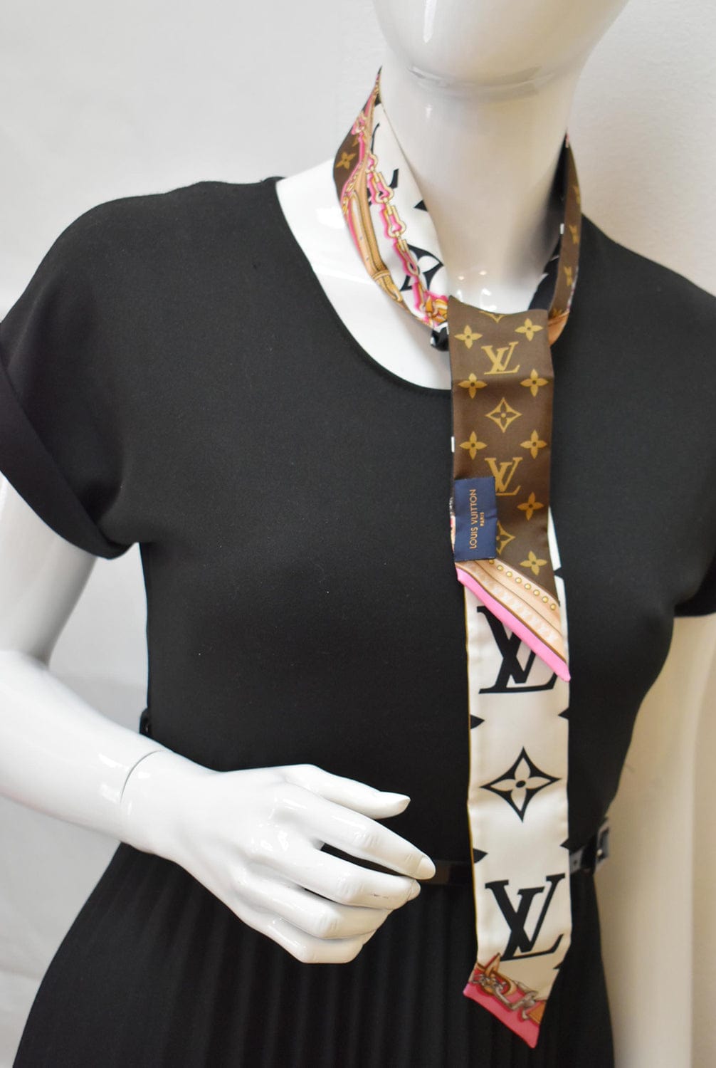 How To Wear Lv Silk Scarf With