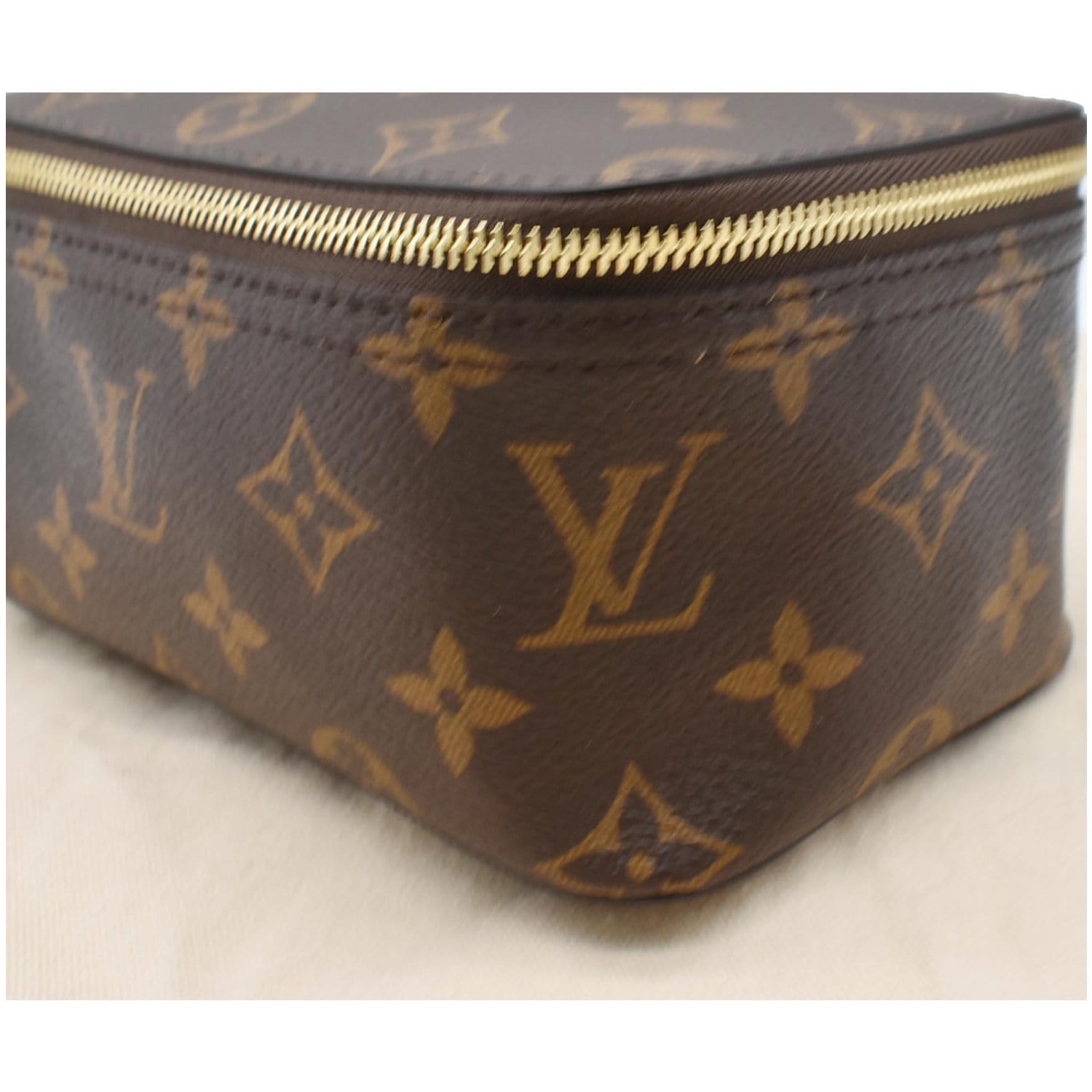 What's In My Makeup Bag (lv Cosmetic Pouch Pm)