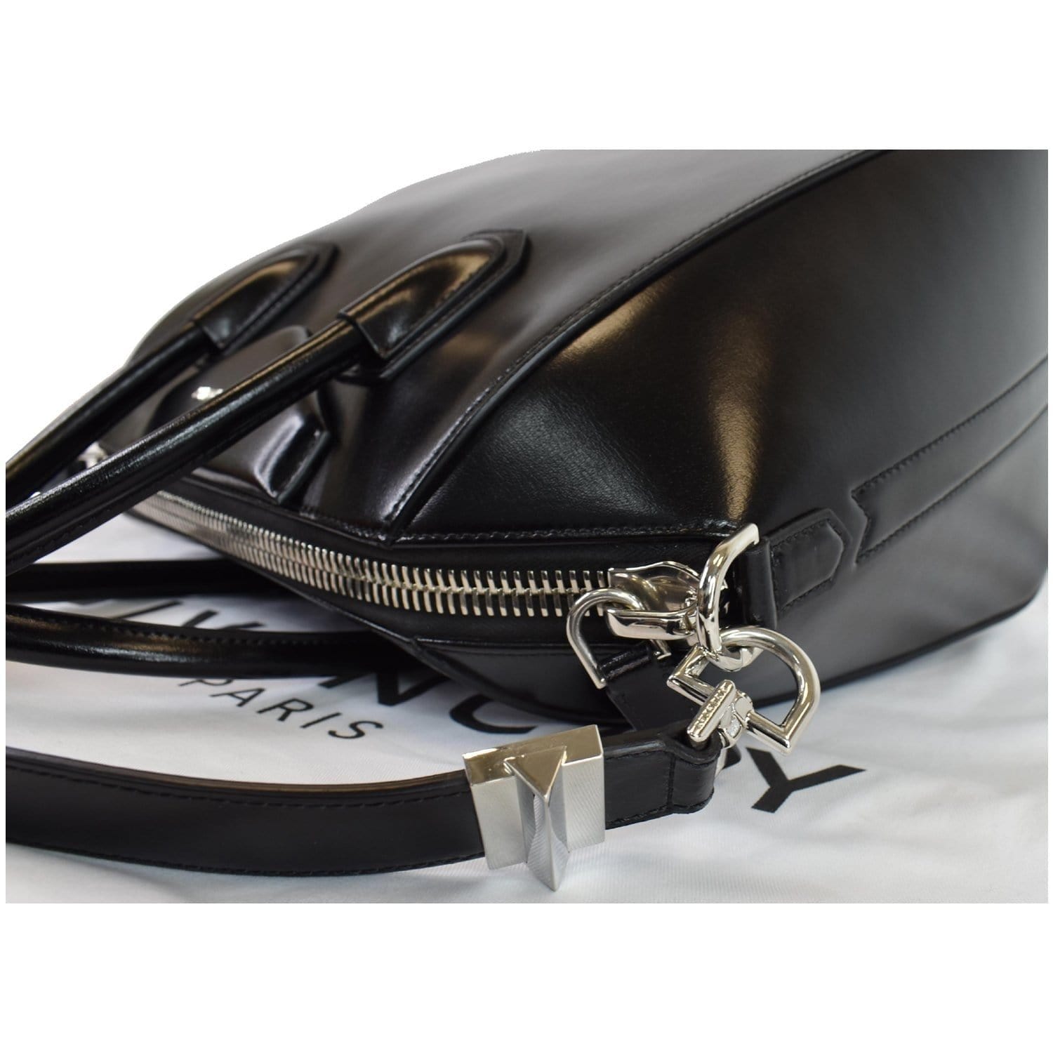 Antigona Small Leather Tote Bag in Black - Givenchy