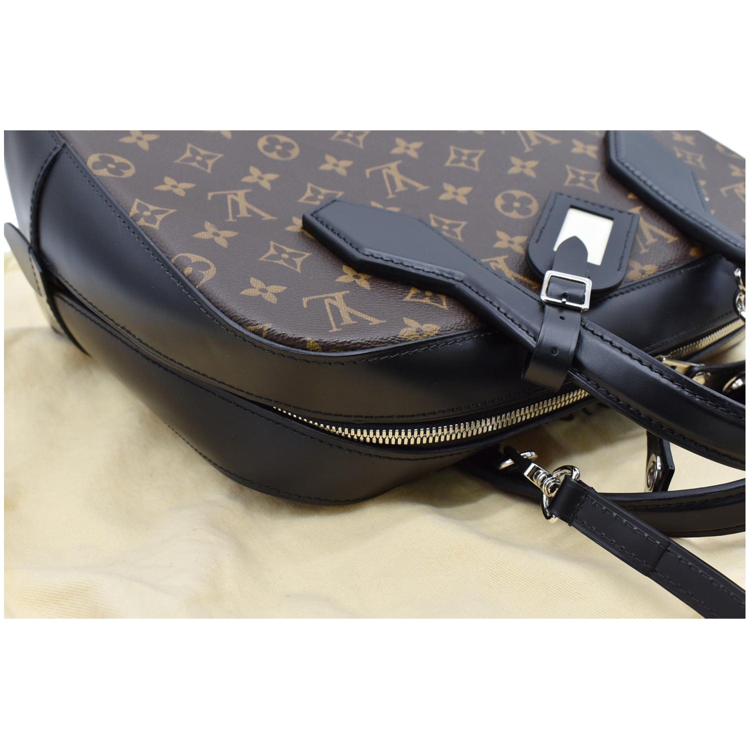 Dora leather handbag Louis Vuitton Black in Leather - 29488140