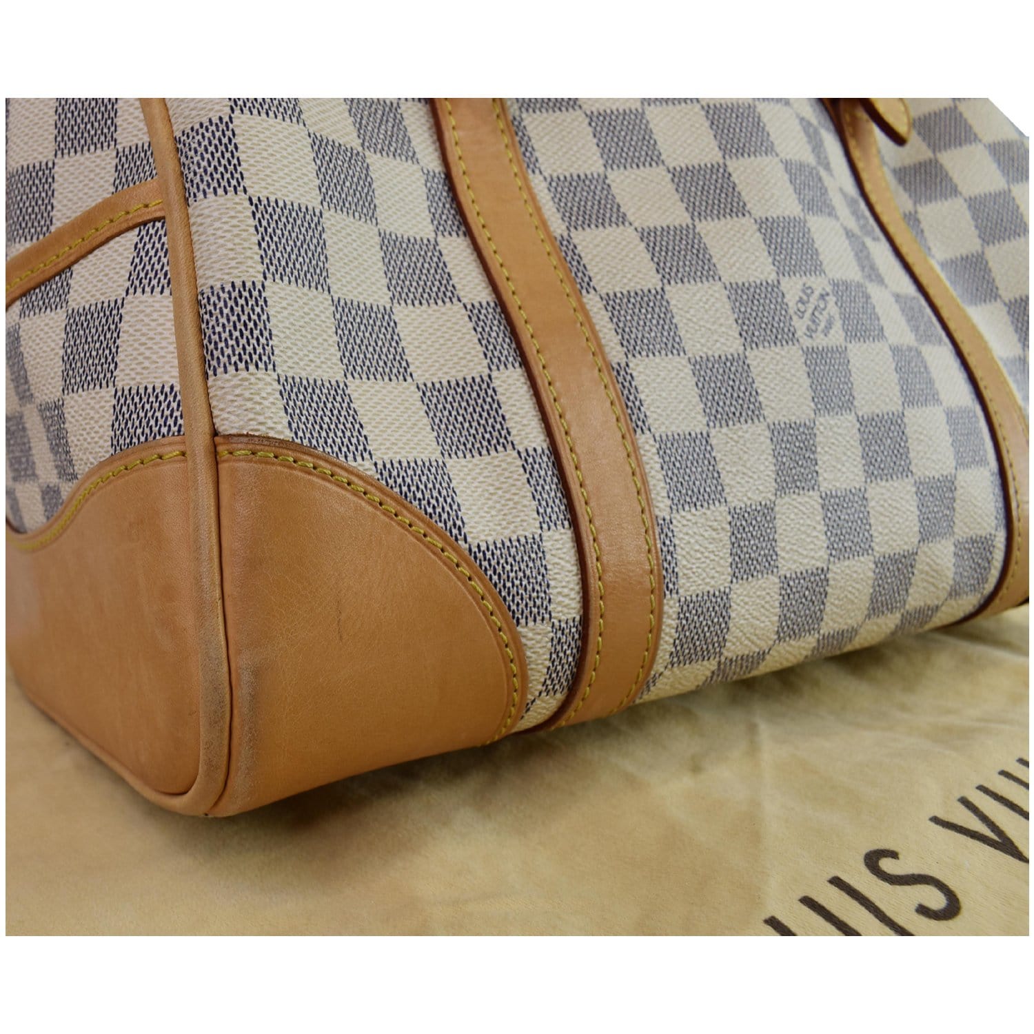 Berkeley leather handbag Louis Vuitton White in Leather - 25688886