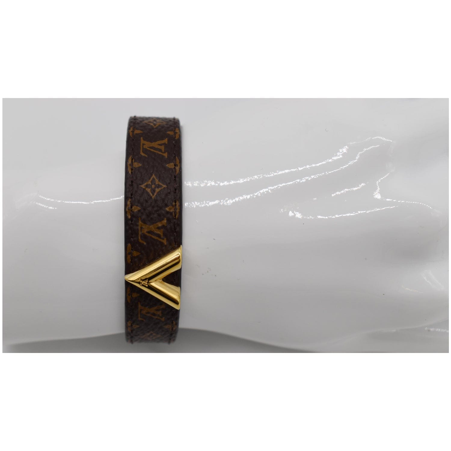 Louis Vuitton Monogram Canvas Essential V Bracelet (SHF-Sj24ZL)