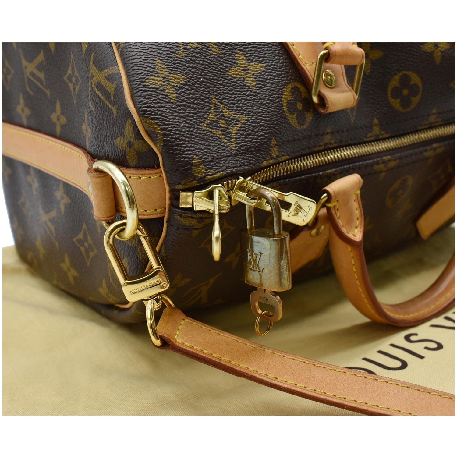 What's In My Bag?! Louis Vuitton Bandouliere Speedy 30 Monogram