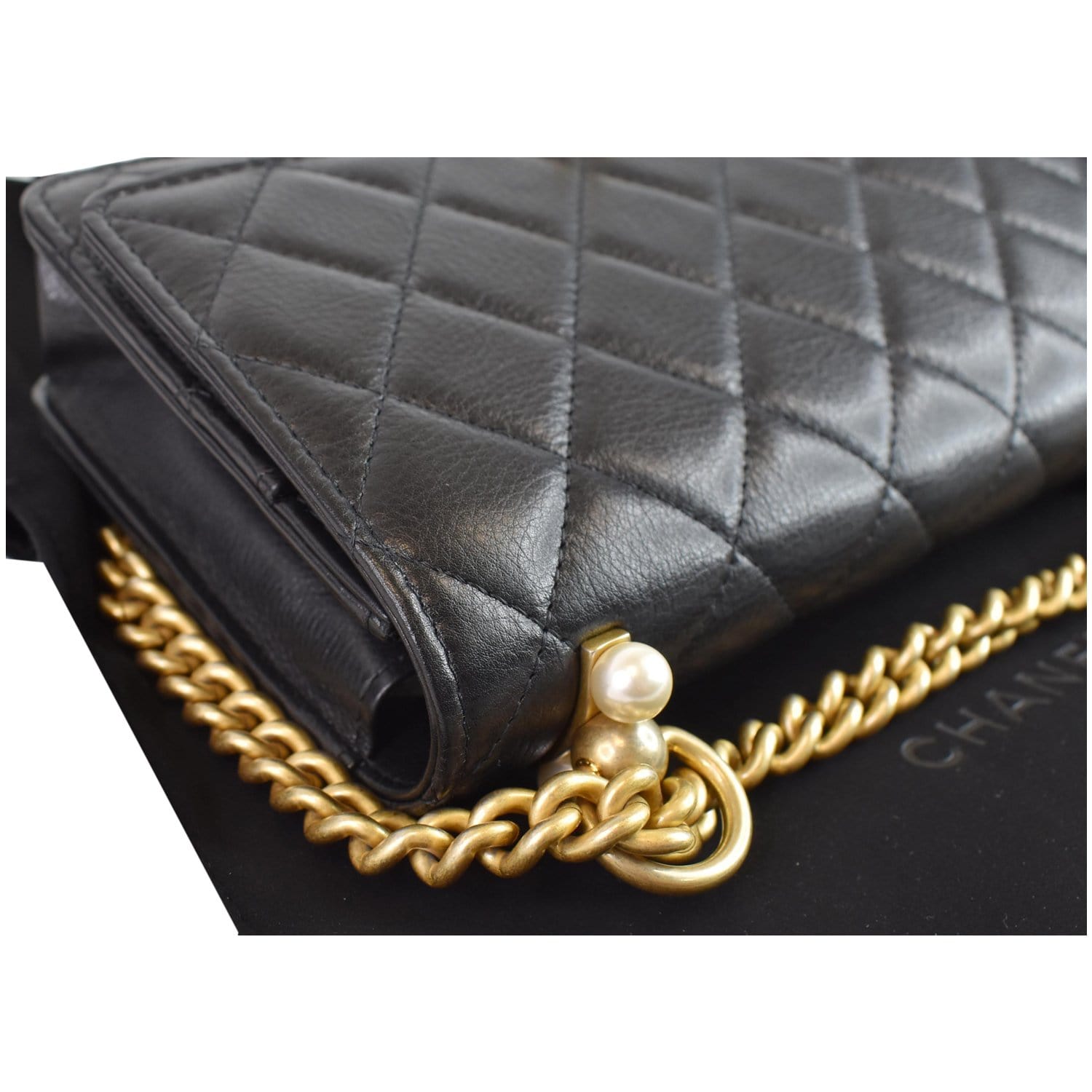 Wallet on Chain with Pearl Leather Metallic Black