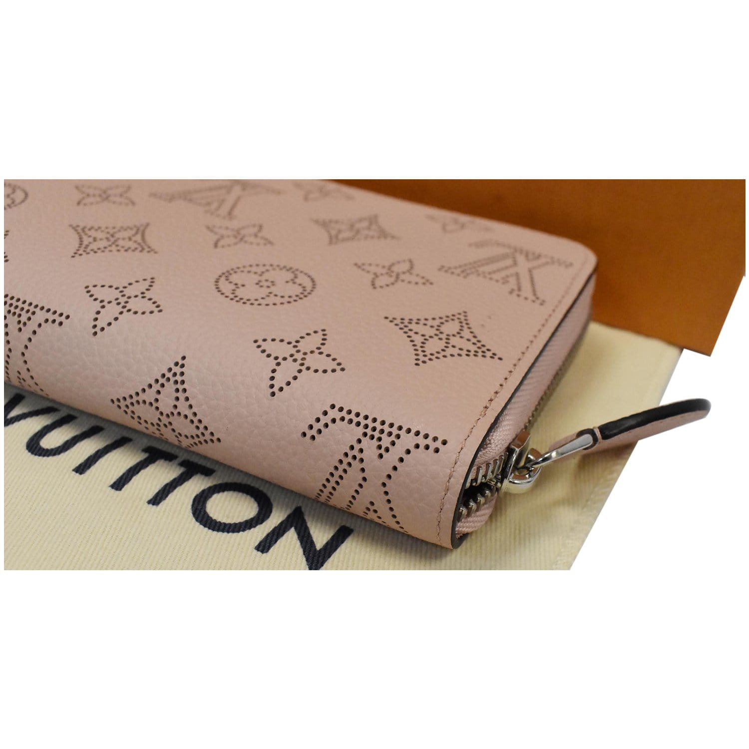 Louis Vuitton Mahina Leather Zippy Wallet (SHF-kZWV9m) – LuxeDH