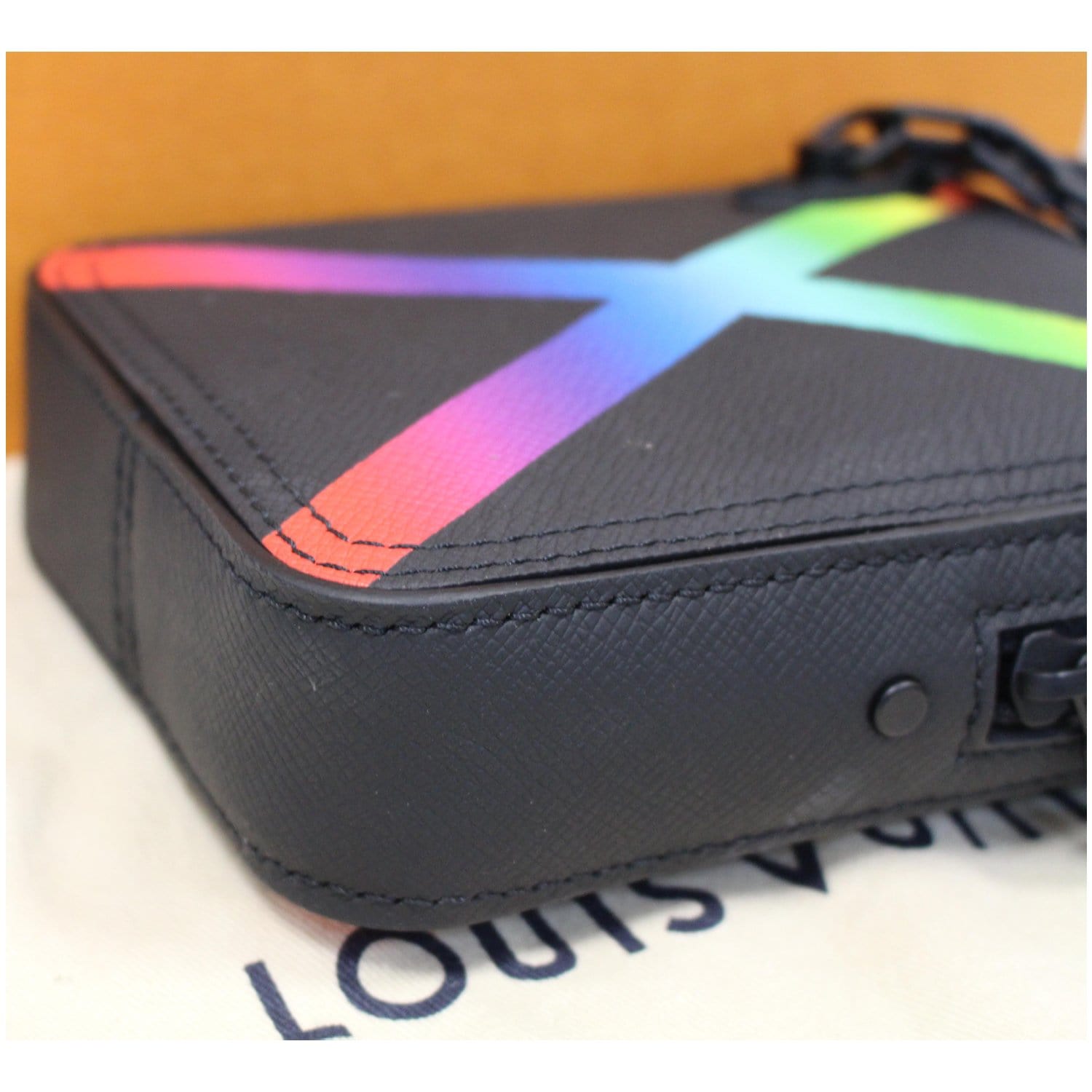 Sac bandoulière Louis Vuitton Danube Rainbow Messenger bag en cuir taiga  noir