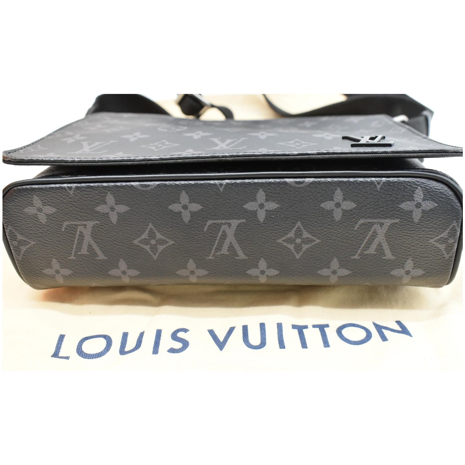 Louis Vuitton Monogram Eclipse District PM QJB08ZHXKF004