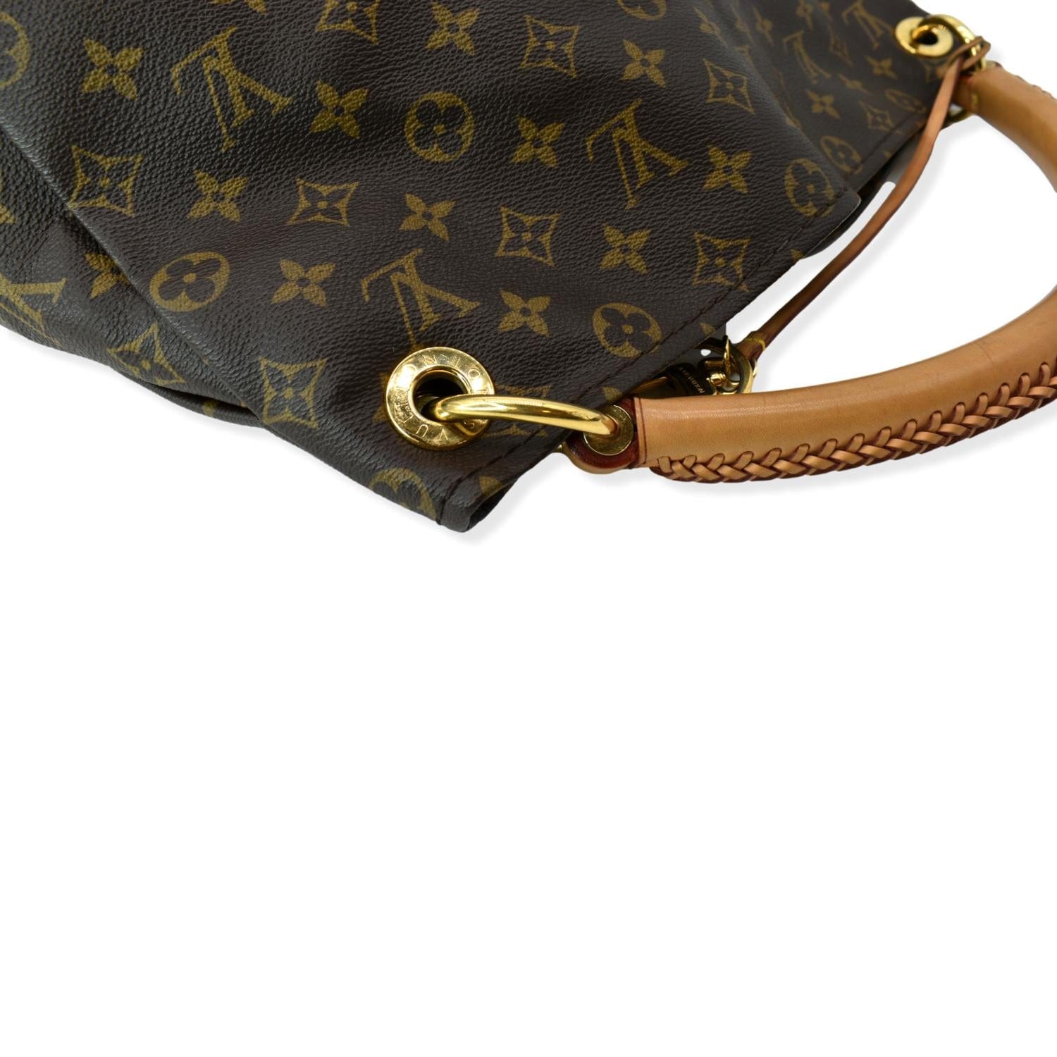 Louis Vuitton Saumur MM crossbody  Louis vuitton, Louis vuitton bag,  Handbag outfit