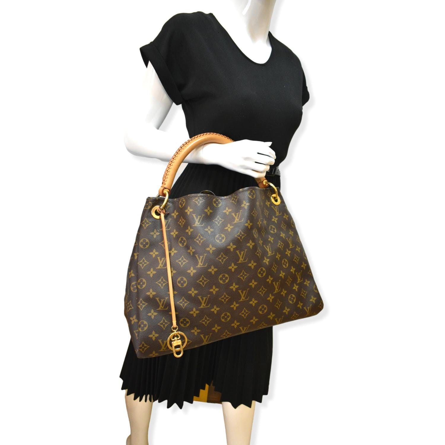 LOUIS VUITTON Musette shoulder bag  Handbag outfit, Louis vuitton, Louis  vuitton artsy mm