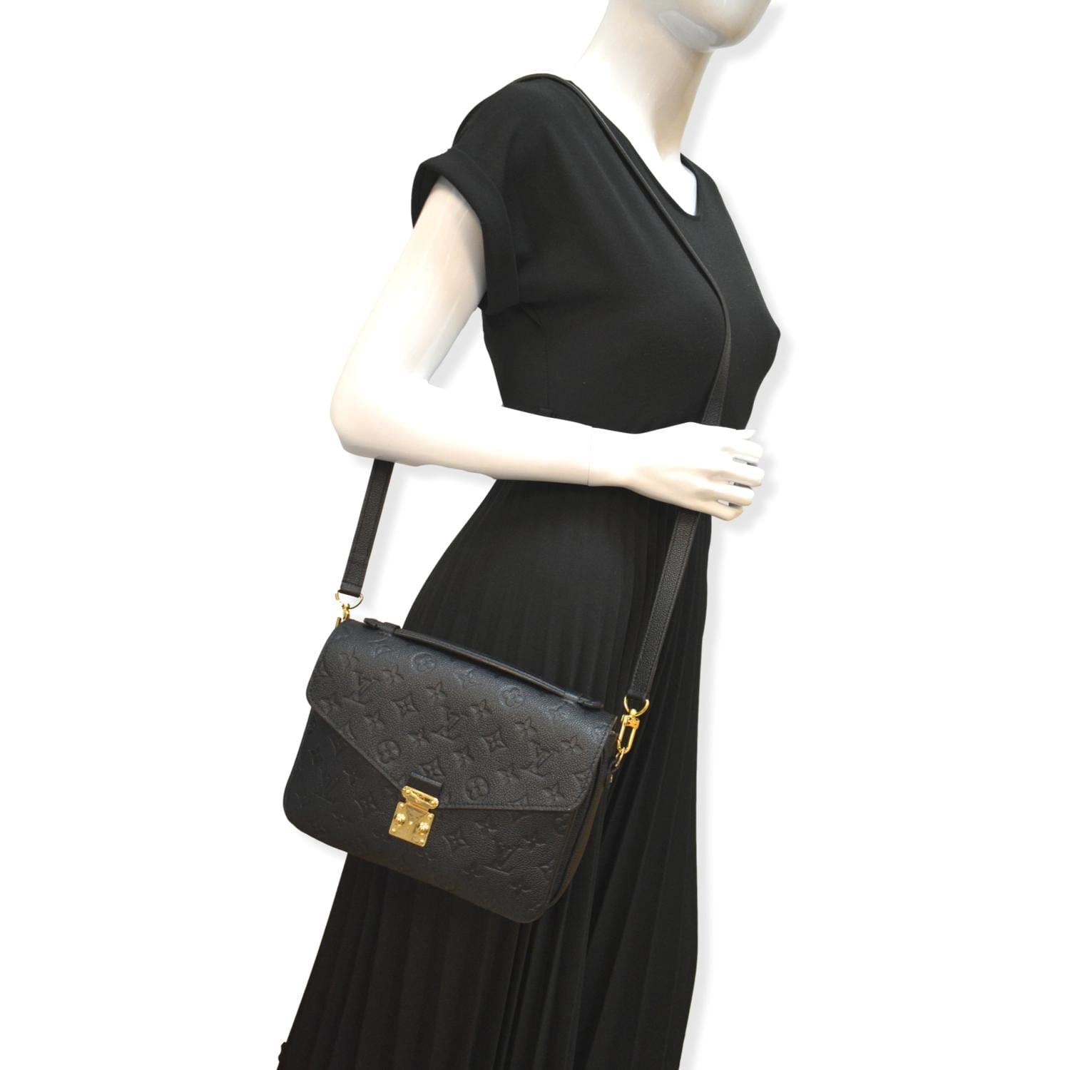 Louis Vuitton Pochette Metis in Noir with bandeau.. #Designerhandbags