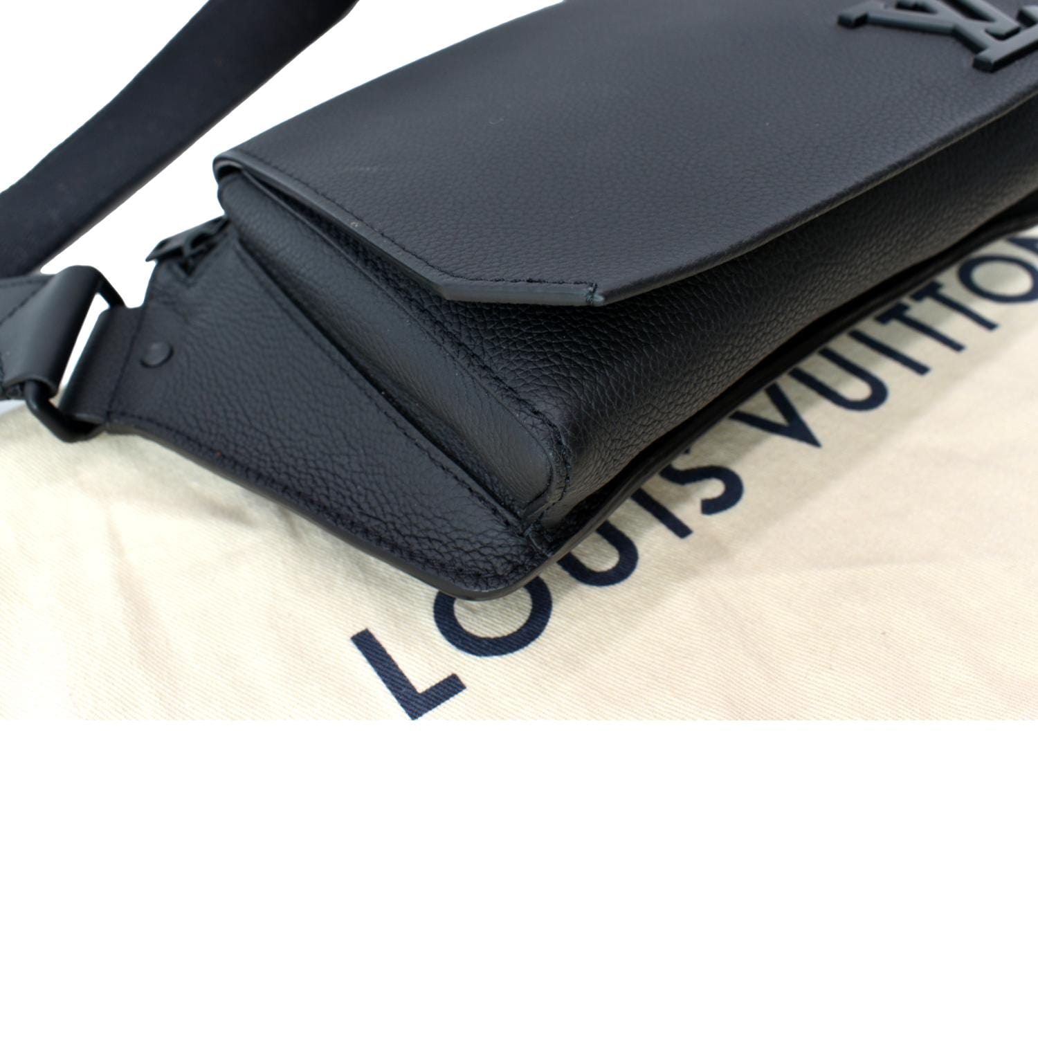 Louis Vuitton Calfskin Aerogram Takeoff Sling - Black Other, Bags -  LOU708762