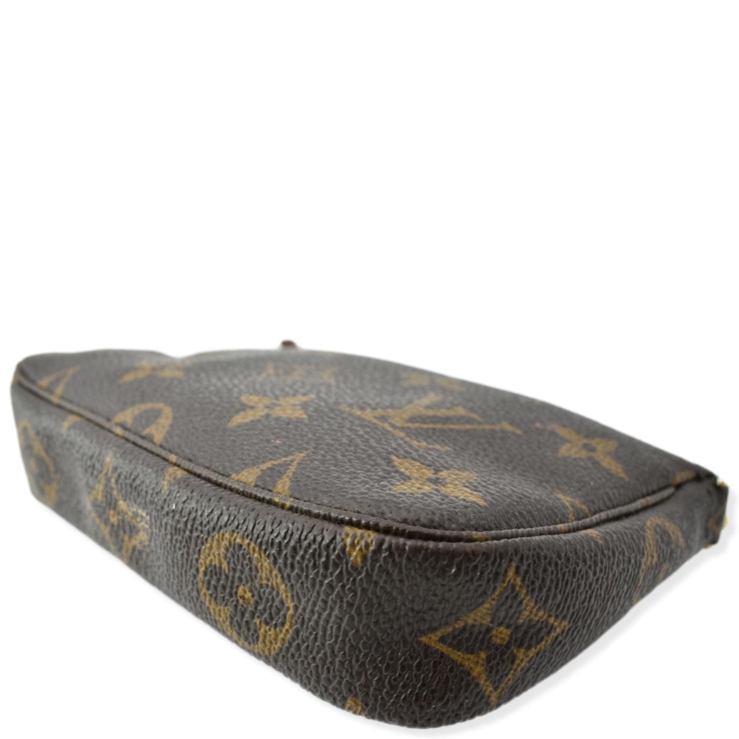 Louis Vuitton Mini pochette accessories monogram – VintageBooBoo Pre owned  designer bags, shoes, clothes
