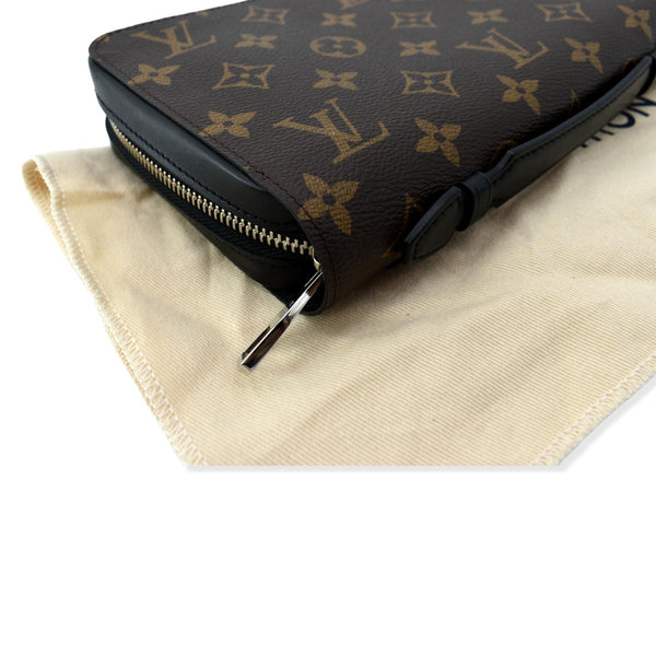 Zippy XL leather clutch bag