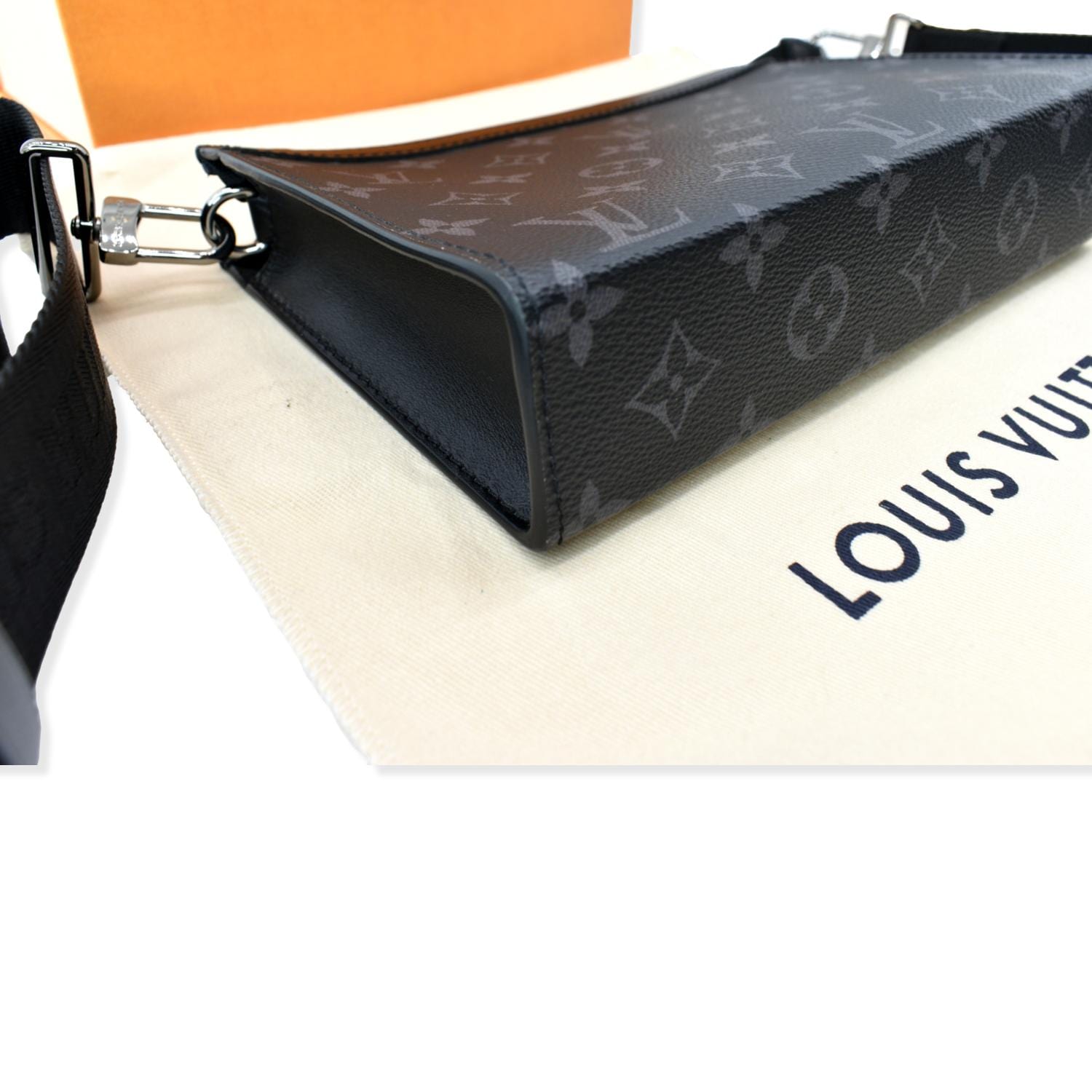 Bolsa de hombro Louis Vuitton Salabha 350938, LOUIS VUITTON X FRAGMENT  MULTIPLE WALLET MONOGRAM ECLIPSE BLACK
