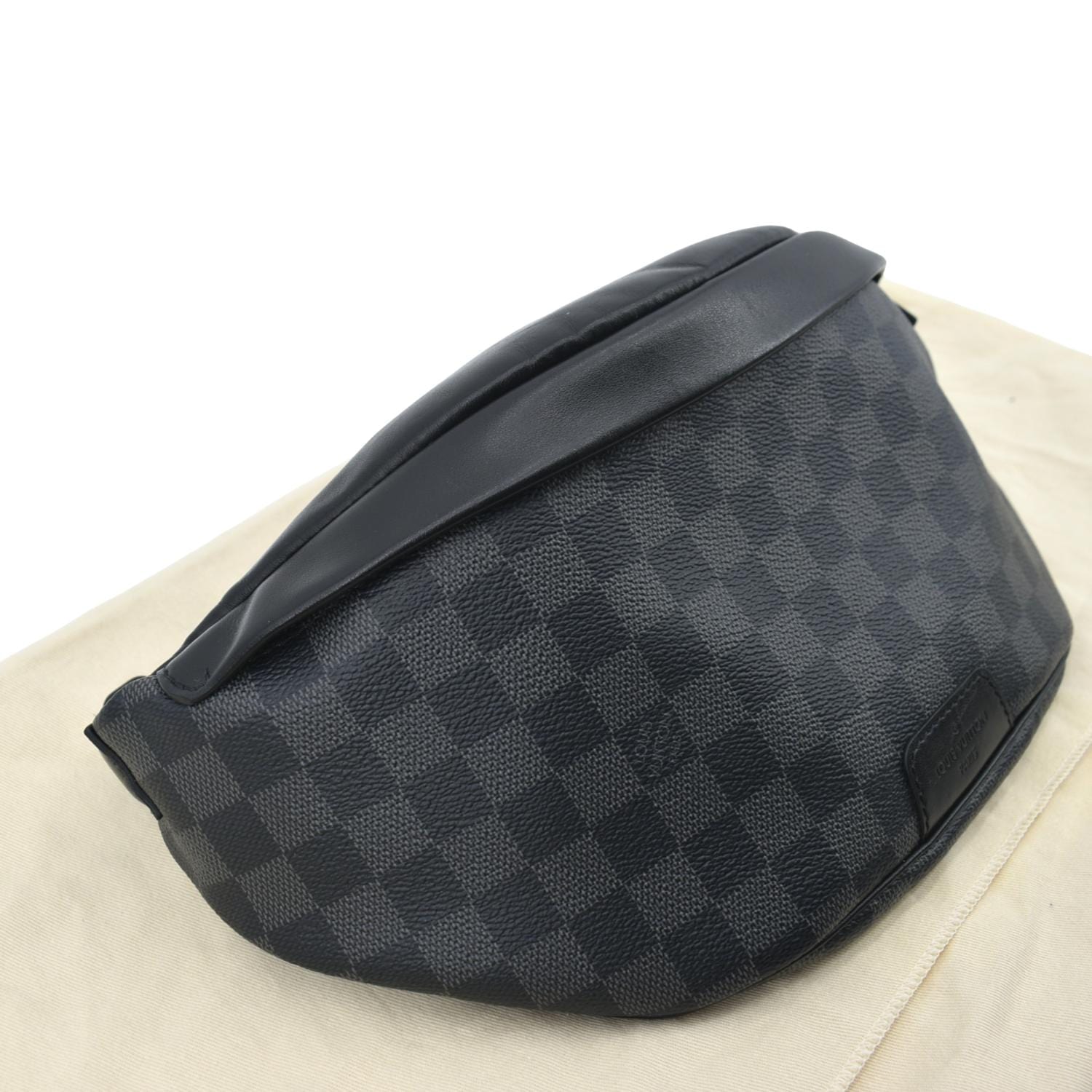 Shop Louis Vuitton Discovery Discovery bumbag (M44336) by 紬tumugi
