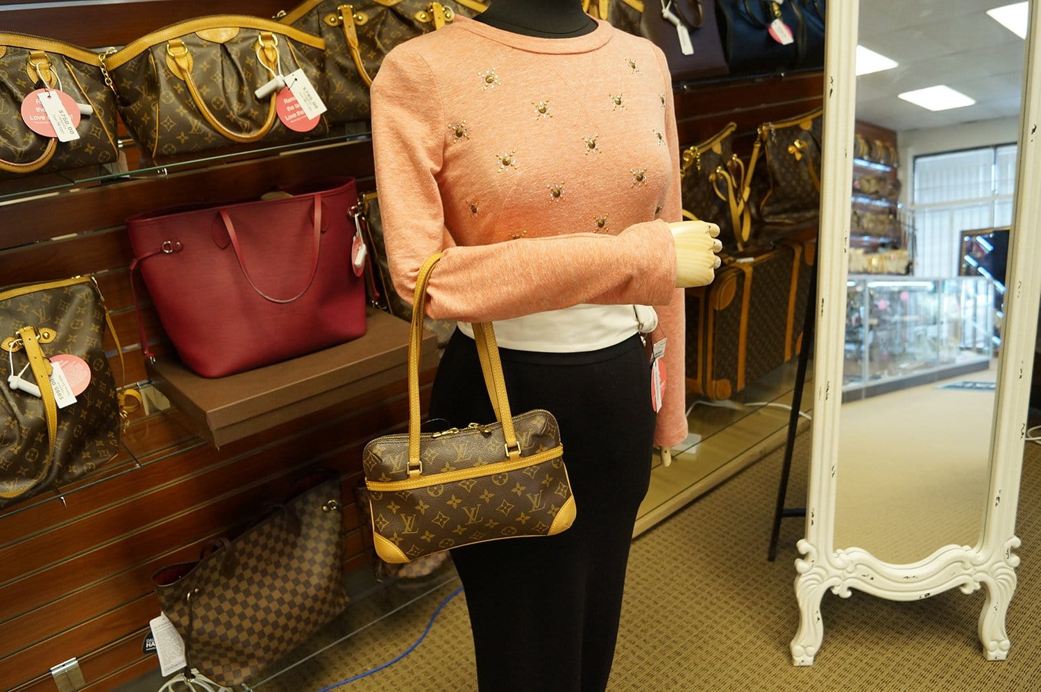 Louis Vuitton Pochette Coussin Mint/Yellow  Bags, Louis vuitton handbags,  Vuitton outfit