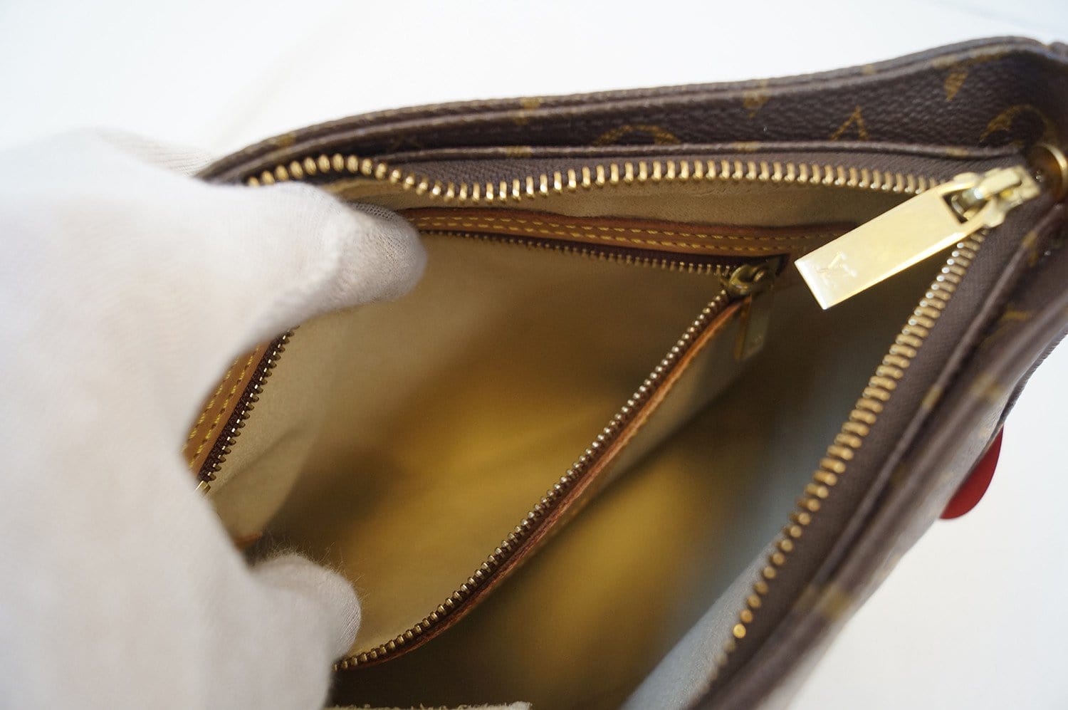 Louis Vuitton Looping Handbag 390012