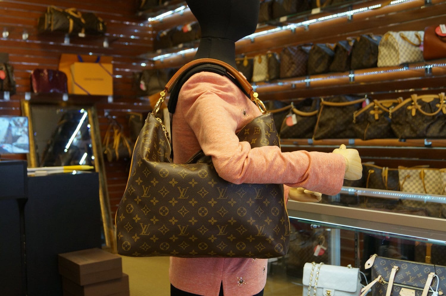 Louis Vuitton sully MM review and what's in my bag! 