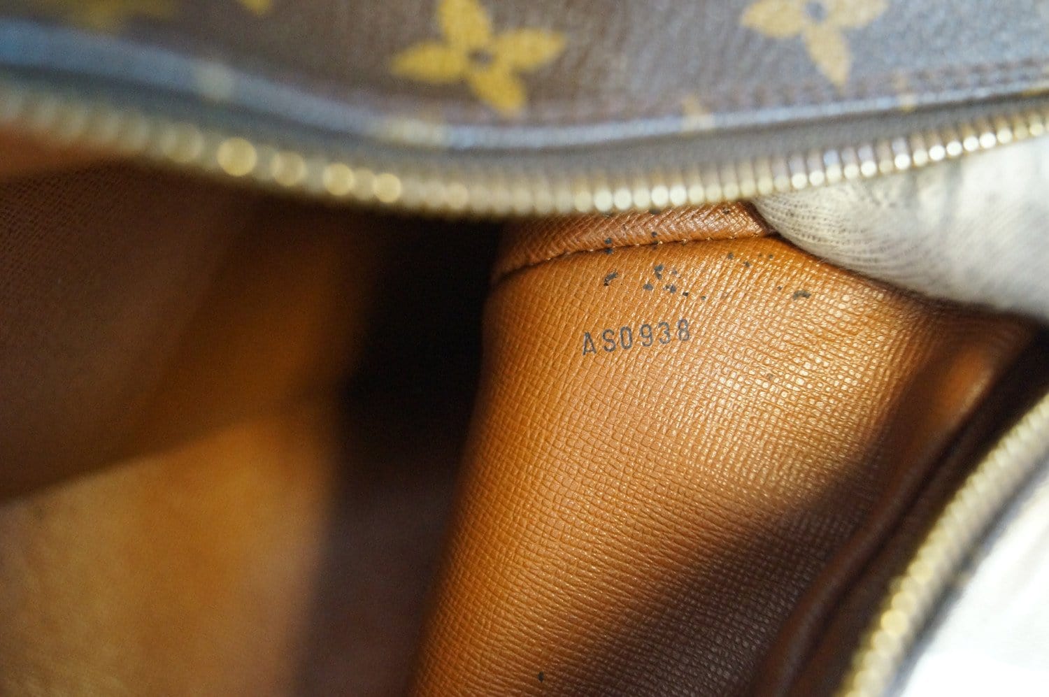 AUTHENTIC Louis Vuitton Boulogne Monogram PREOWNED (WBA813) – Jj's