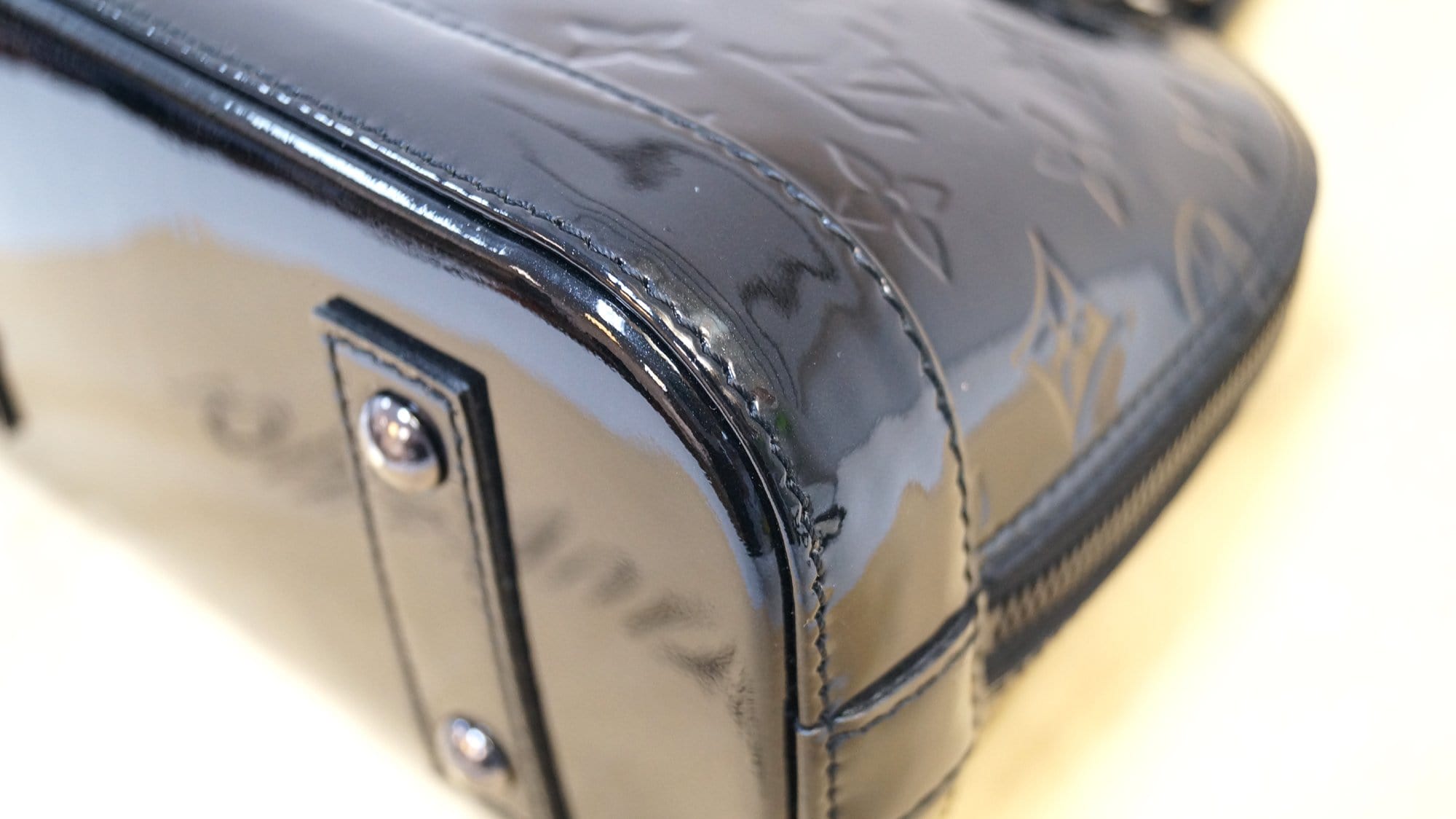 Alma bb leather handbag Louis Vuitton Black in Leather - 26751016