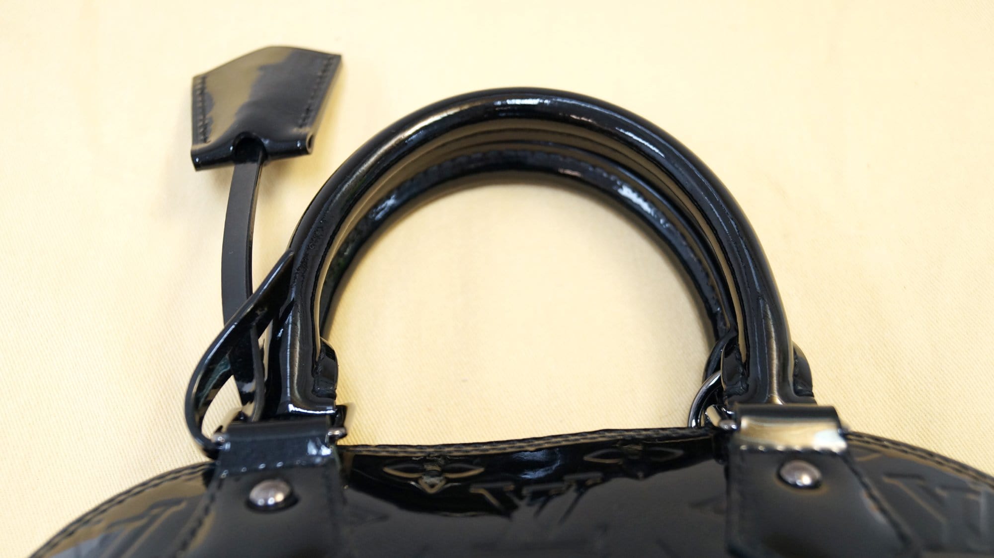 Alma bb leather handbag Louis Vuitton Black in Leather - 35674974