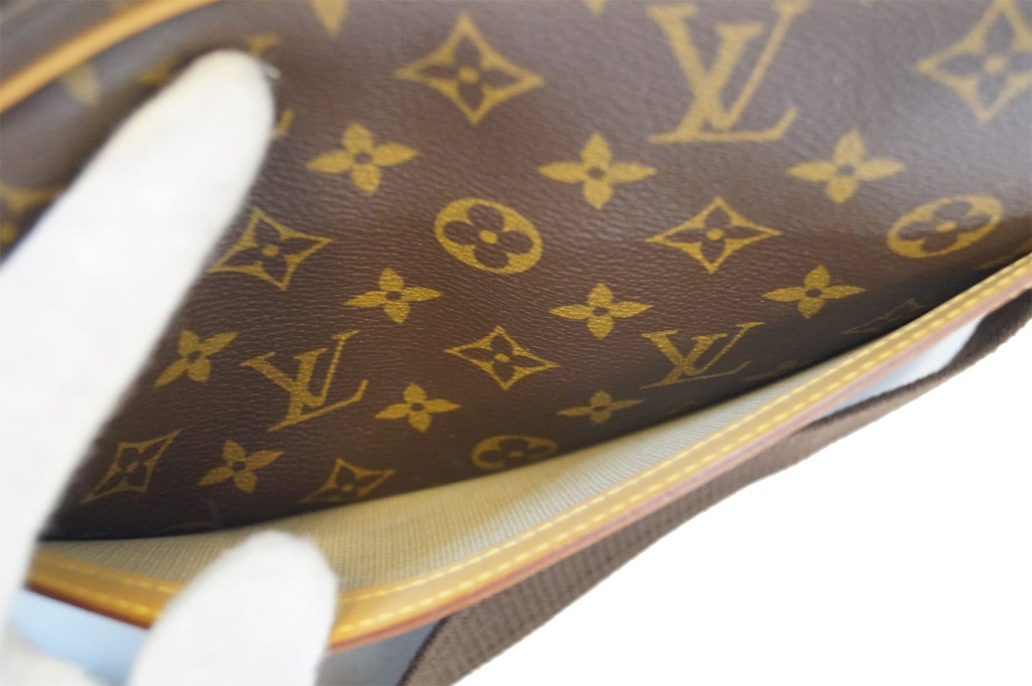 Louis Vuitton Reporter – The Brand Collector