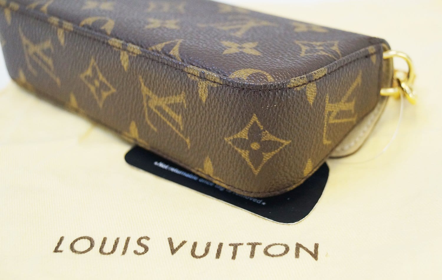 Buy LOUIS VUITTON 2005 Pre-owned Pochette Lagoon Sunglasses Case - Brown At  10% Off