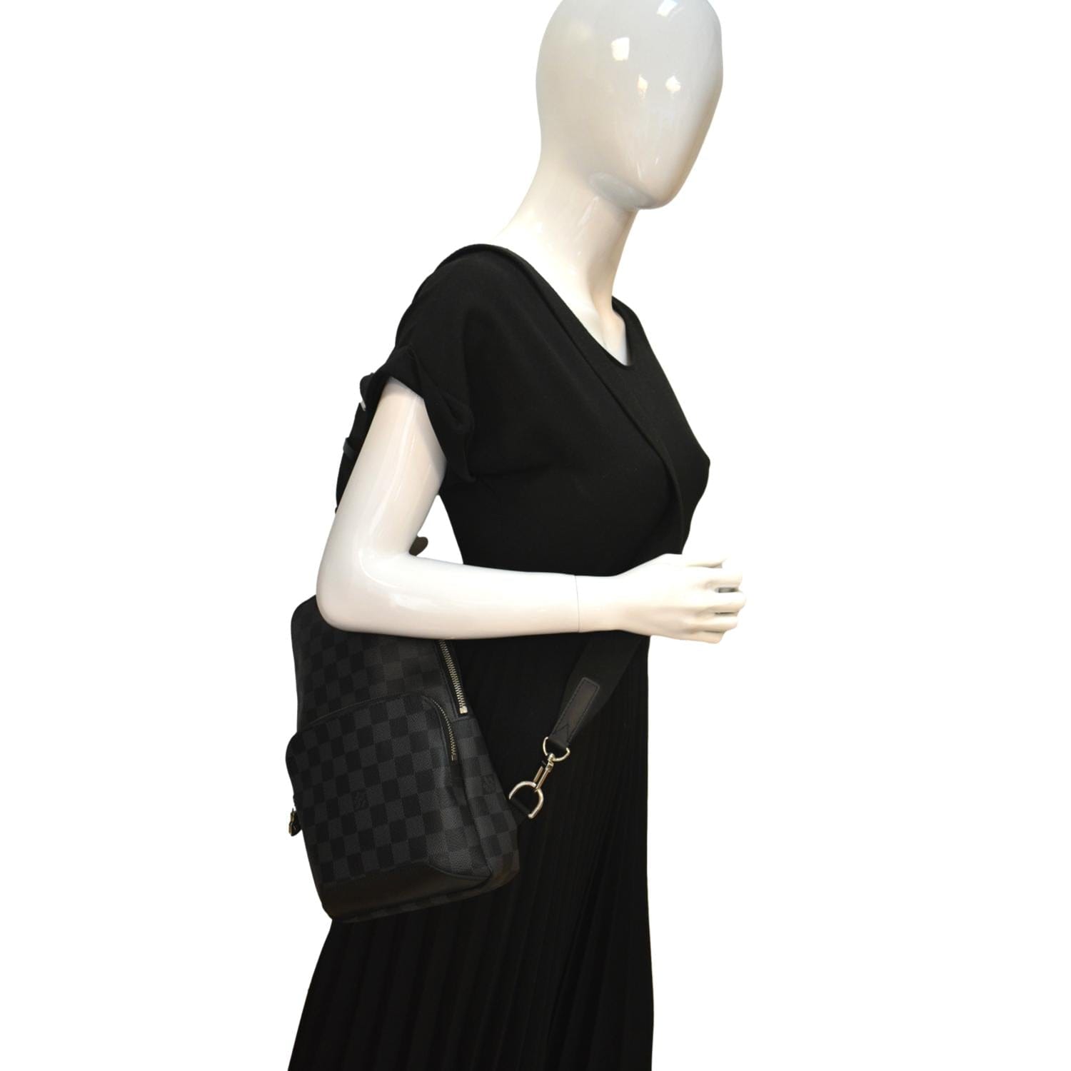 QUEEN Galleria - LV mini sling bag w/ dust bag & receipt 😍