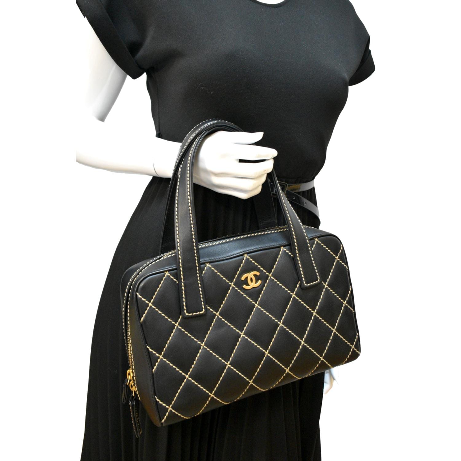 CHANEL-V-Stitch-Calf-Skin-Leather-Chain-Tote-Bag-Black-Gold –  dct-ep_vintage luxury Store