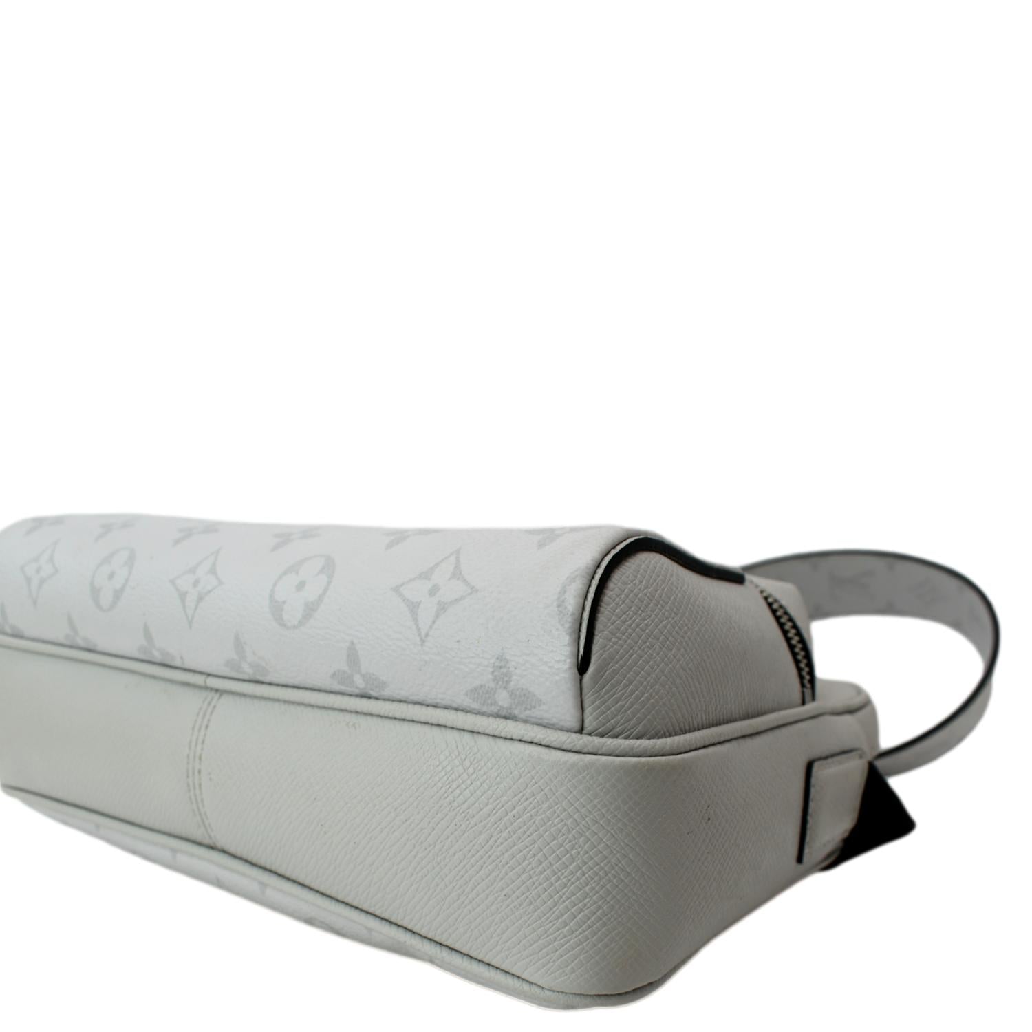 Louis Vuitton Taigarama Leather Outdoor Messenger Bag (SHF-2LtRge