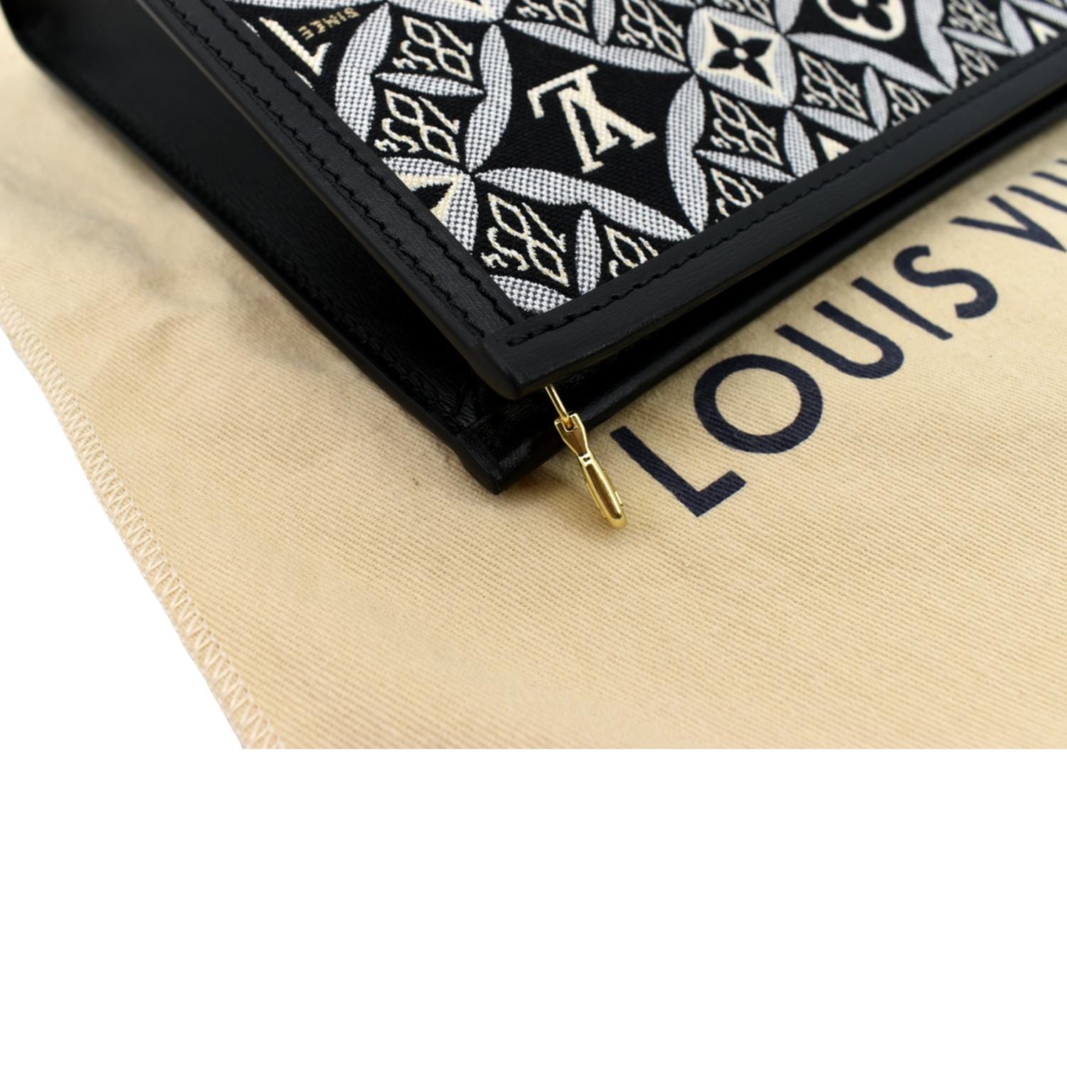 Louis Vuitton Taiga Parana Toiletry Bag 26 Black Leather Cloth Cloth  ref.104849 - Joli Closet