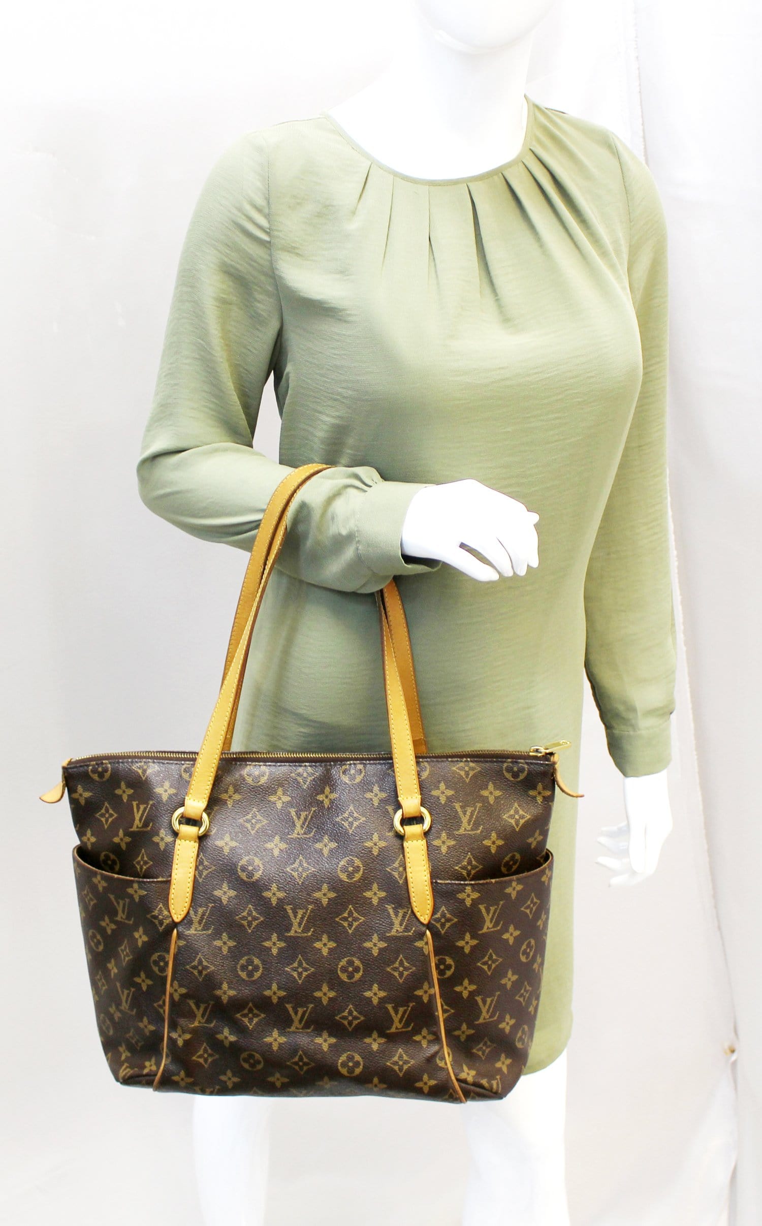 Totally leather handbag Louis Vuitton Brown in Leather - 19155858
