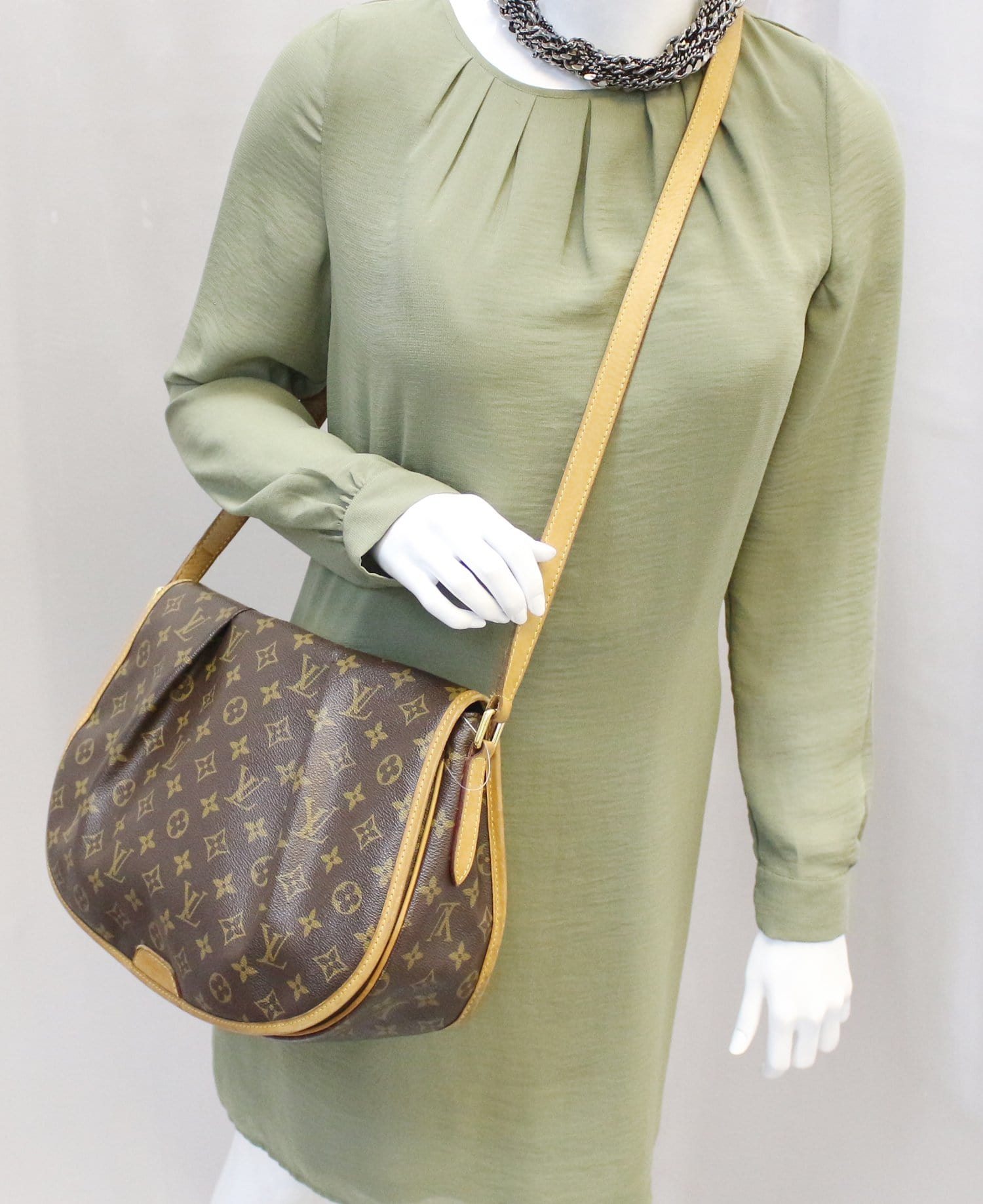 Louis Vuitton Menilmontant MM Monogram Handbag with Dust Cover - Handbags &  Purses - Costume & Dressing Accessories