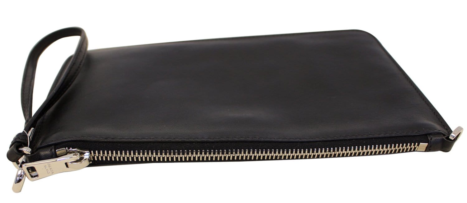 Prada - Logo Plaque Clutch Bag - Women - Leather - One Size in Black