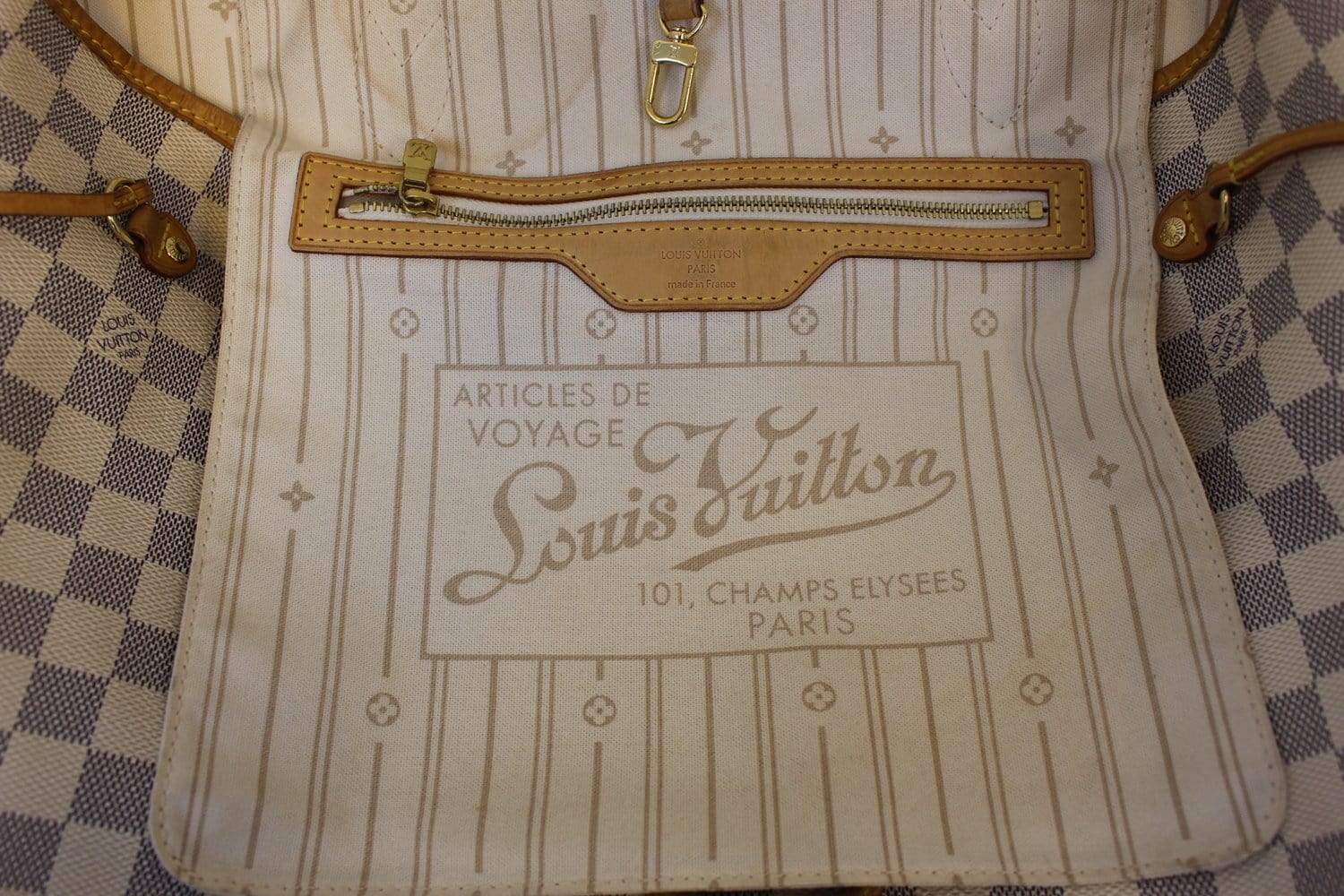 Tote Louis Vuitton White in Plastic - 17195832