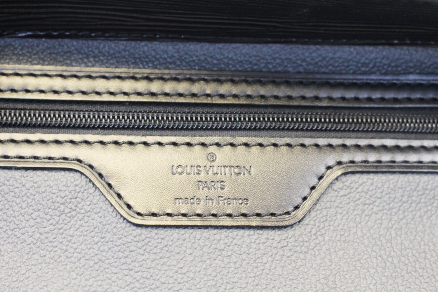 Louis Vuitton Epi Sac Plat PM (SHG-28788) – LuxeDH