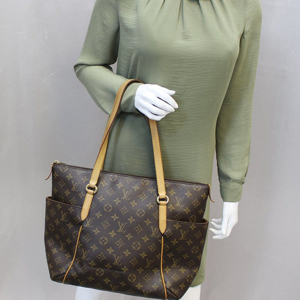 LOUIS VUITTON Totally MM Monogram Canvas Tote Shoulder Bag