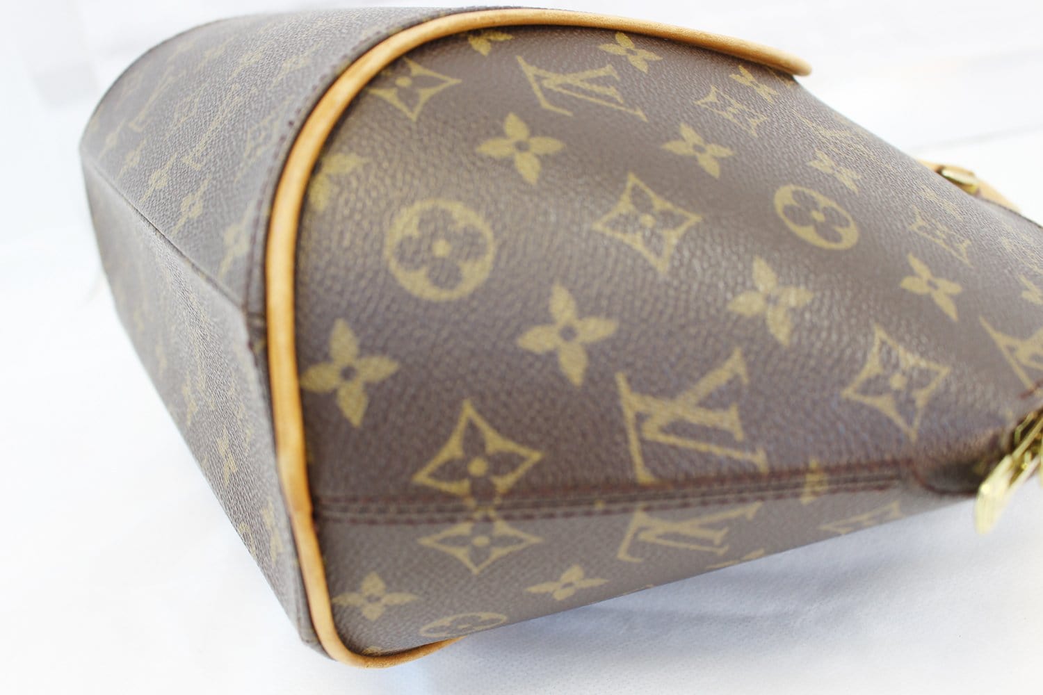 Louis Vuitton Ellipse MM Handbag – Chic To Chic Consignment
