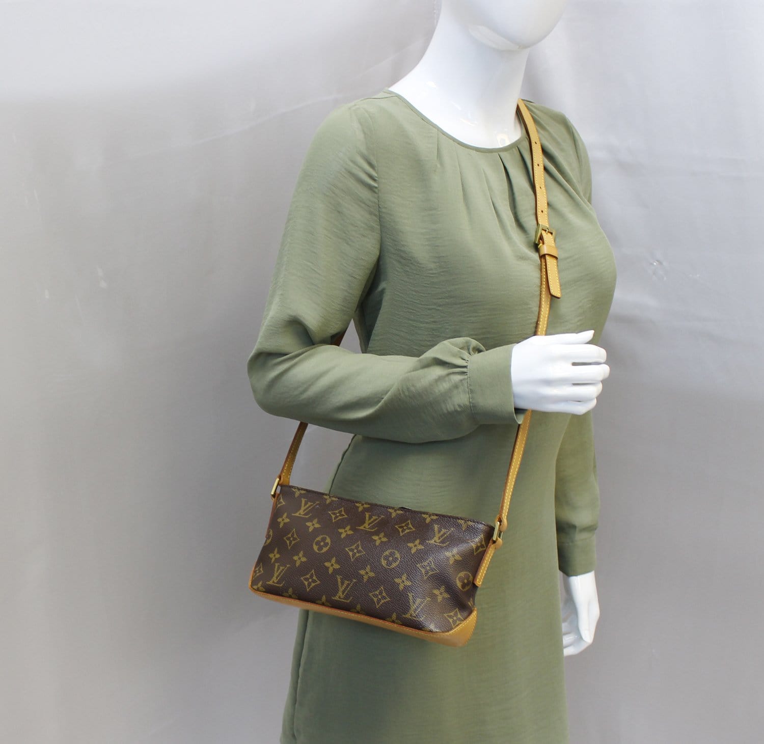 Louis Vuitton, Bags, Authentic Louis Vuitton Trotteur Monogram Crossbody  Bag Ar023