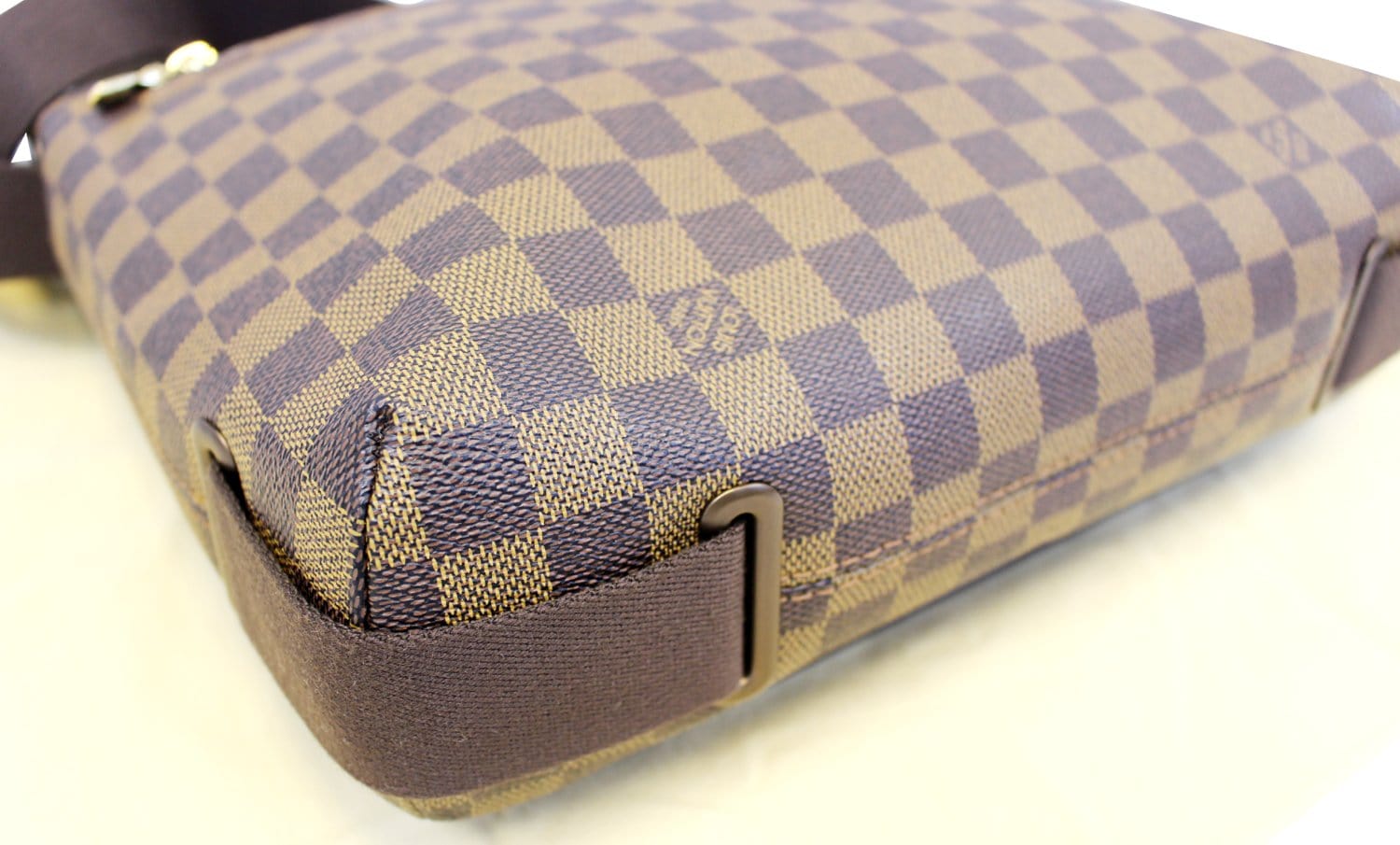 Louis Vuitton Damier Ebene Pochette Melville Crossbody Bag 1014lv9 For Sale  at 1stDibs