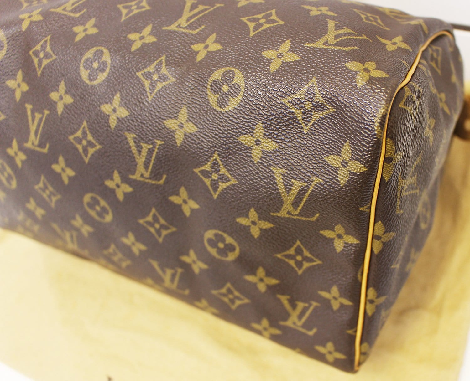 Simple yet effective 🤎 DM to purchase the Louis Vuitton Monogram