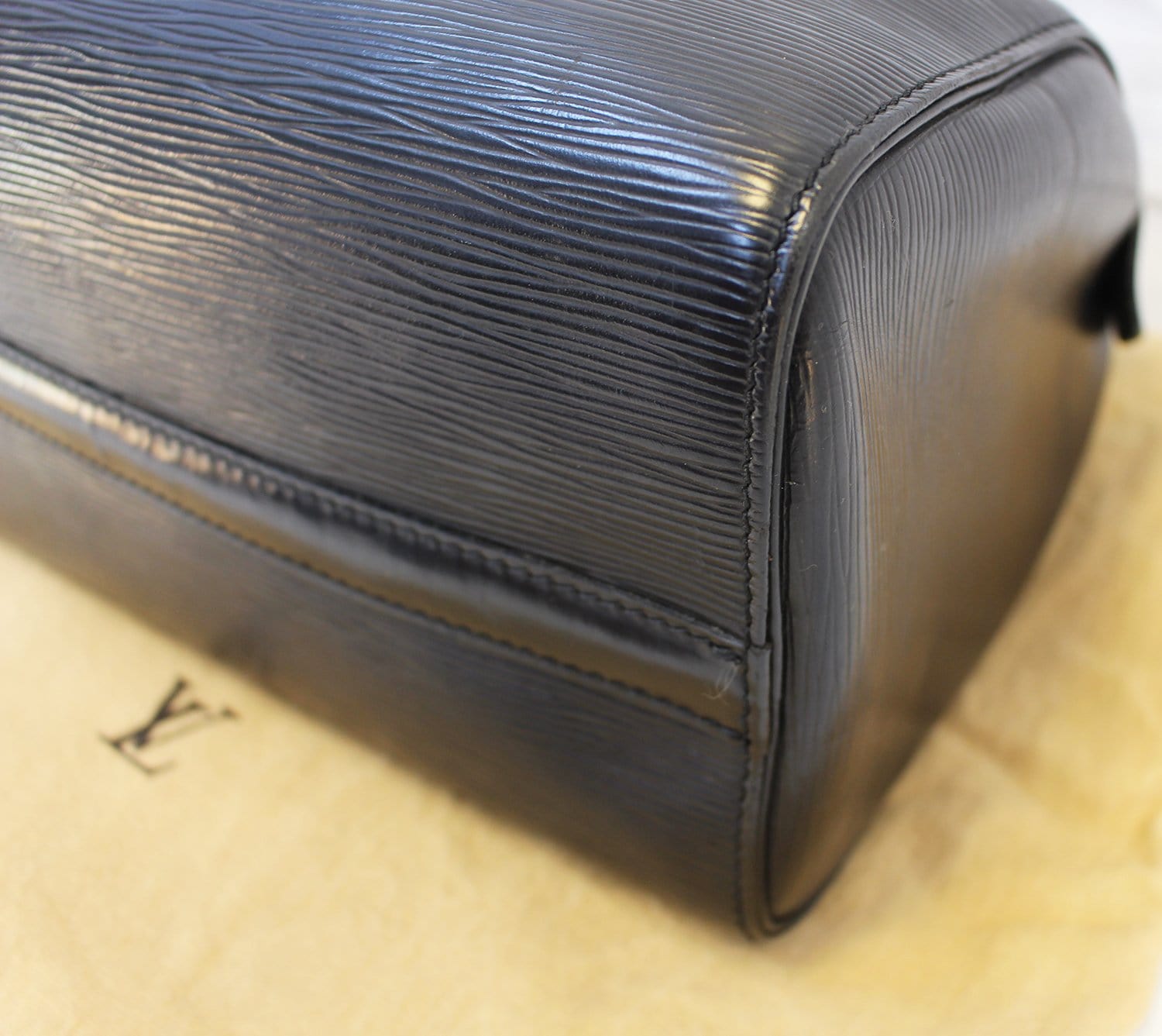 Speedy leather handbag Louis Vuitton Black in Leather - 33006692