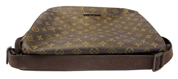 LOUIS VUITTON Monogram Canvas Brown Beaubourg MM Messenger Bag